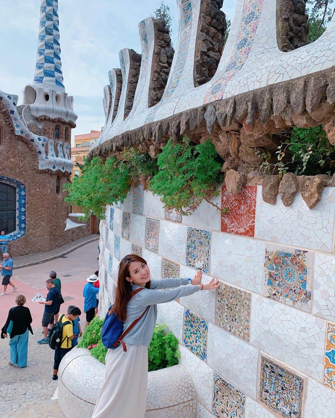 早川茉希さんのインスタグラム写真 - (早川茉希Instagram)「【💃Barcelona🕺Day3】  バルセロナ最後の日は 前日に慌ててチケットを購入した#グエル公園 へ🌼 英語ツアーに申し込んだのですが、 他の参加者は2カ月前にチケットを 取ったと言っていました😳 早めに購入した方が良さそうです🎫  ツアーは、グエル公園のシンボル的な トカゲ（のような何からしい）や 建物、柱、壁、イス、、、 全てにガウディの世界観が詰まっていて可愛かった、、✨ カラフルなタイルも素敵🌈🤗 ・ ランチのCervesería Catalanaは 賑わっていて何食べても美味しかった〜🥺❤️（pic4）  午後は#サグラダファミリア の内部へ！！ ・ 外観も迫力があったけれど、 内部の装飾は想像を超えて素敵だった✨✨ 華やかな内装というより、 空間美を意識した今まで見たことのない美しさ✨  塔の上まで登るチケットは人気で完売😭 2026年に完成予定とのことなので、 何年後か、何十年後か 完成したらまた訪れたい場所☺️❤️ ・ その時は塔の上も行ってみたいな〜🙏🏻✨ ・ #barcelona #spain #europe #バルセロナ旅行 #ヨーロッパ旅行 #スペイン #バルセロナ #ガウディ #ガウディ建築 #その後空港へ向かい次の都市へ #バルセロナ2泊3日 #他のスペイン都市も行ってみたい #🇪🇸 #夏休み #この日の朝は涼しかった #タビジョ #旅行好きな人と繋がりたい  #makiヨーロッパ旅行2019」8月22日 16時57分 - maki_hayakawa