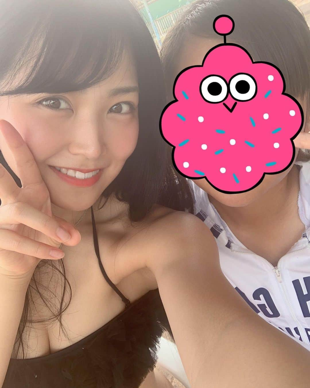 白間美瑠さんのインスタグラム写真 - (白間美瑠Instagram)「今日は、愛媛のおばあちゃんの家に来ました！昔から良く行っていたプールに行ってきましたー！！ ・ ・ 最近は、プールに全然行けてなくて、、小学生ぶりに行ったのですが、、、笑 小学生の時は、ビキニで行ってても違和感なかったけど、、、この年齢になってビキニで行ったら、、私、一人しかいなくて、、とても恥ずかしかった。。。🤣弟に、、1人だけガチ勢やーって言われたーー😂😂恥ずかしいーー！！！ ・ ・ 久しぶりの愛媛のプール楽しかった❤️☺️ ・ ・ 写真は、いとこちゃんと🤤」8月22日 16時52分 - shiro36run