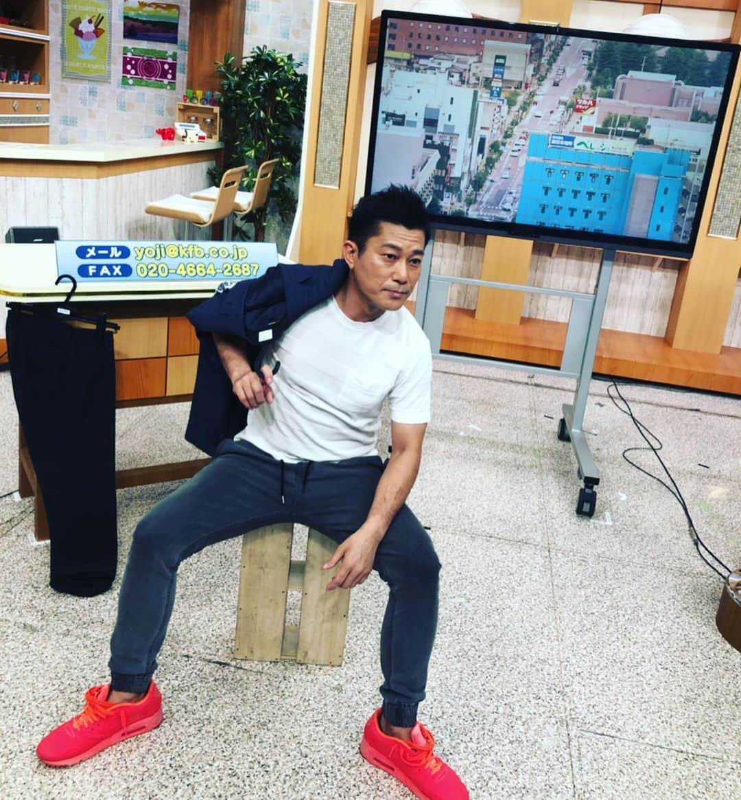 逸見太郎のインスタグラム：「8/22(木) ヨジデス放送休止でした  本日 第101回全国高校野球決勝戦 中継のため #ヨジデス はお休みに なりました。 天候急変、もしくは試合が早く終わるかもしれないケースに備えてスタンバイはしていましたが... O.A.に備えての中継連絡を覗きにスタジオにて@14:47 #山崎聡子 アナ #電波音声チェック #衣装着替え前 #ヘアメイク済み #kfb  福島の皆さんとは明日15:55に  お会いしましょう🙂」