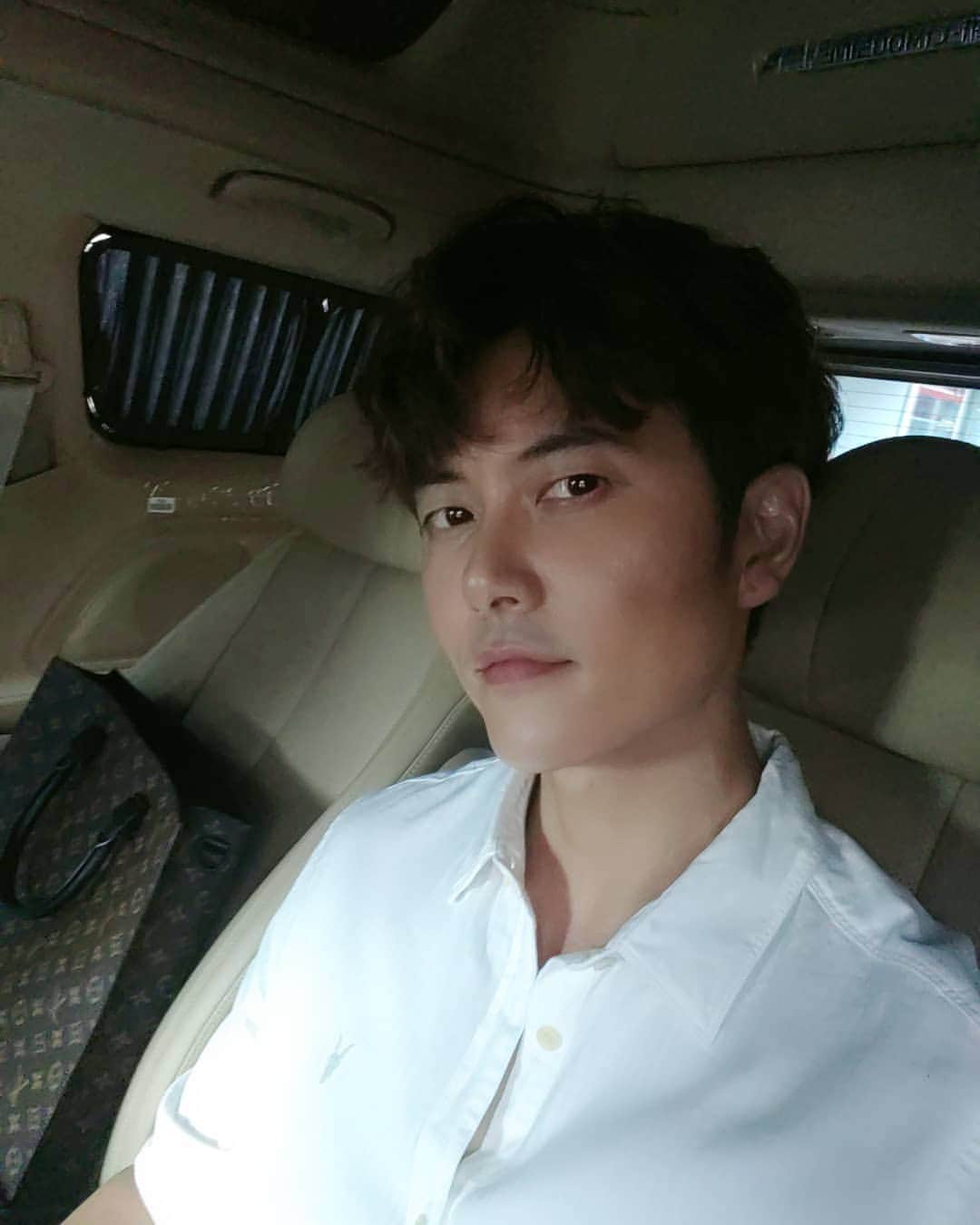 ジェヒのインスタグラム：「#헤어스타일#바꿈#😍」