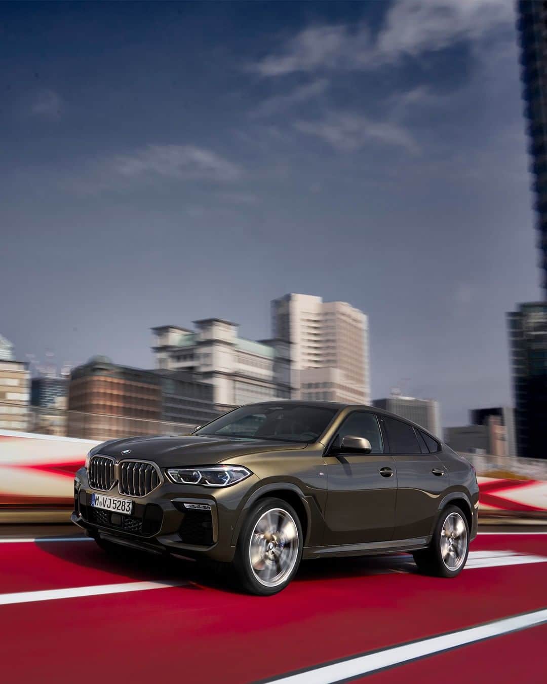 BMWのインスタグラム：「A real legend masters the city. The all-new BMW X6. #TheX6 #BMW #X6 __ BMW X6 M50i: Fuel consumption in l/100 km (combined): 10.7 – 10.4. CO2 emissions in g/km (combined): 243 – 237.  Acceleration (0-100 km/h): 4.3 s. Power: 390 kW, 530 hp, 750 Nm. Top speed (limited): 250 km/h. Paint finish shown: Manhattan metallic.  The values of fuel consumptions, CO2 emissions and energy consumptions shown were determined according to the European Regulation (EC) 715/2007 in the version applicable at the time of type approval. The figures refer to a vehicle with basic configuration in Germany and the range shown considers optional equipment and the different size of wheels and tires available on the selected model. The values of the vehicles are already based on the new WLTP regulation and are translated back into NEDC-equivalent values in order to ensure the comparison between the vehicles. [With respect to these vehicles, for vehicle related taxes or other duties based (at least inter alia) on CO2-emissions the CO2 values may differ to the values stated here.] The CO2 efficiency specifications are determined according to Directive 1999/94/EC and the European Regulation in its current version applicable. The values shown are based on the fuel consumption, CO2 values and energy consumptions according to the NEDC cycle for the classification. Further information on official fuel consumption figures and specific CO2 emission values of new passenger cars is included in the following guideline: 'Leitfaden über den Kraftstoffverbrauch, die CO2-Emissionen und den Stromverbrauch neuer Personenkraftwagen' (Guide to the fuel economy, CO2 emissions and electric power consumption of new passenger cars), which can be obtained free of charge from all dealerships, from Deutsche Automobil Treuhand GmbH (DAT), Hellmuth-Hirth-Str. 1, 73760 Ostfildern-Scharnhausen and at https://www.dat.de/co2/.」