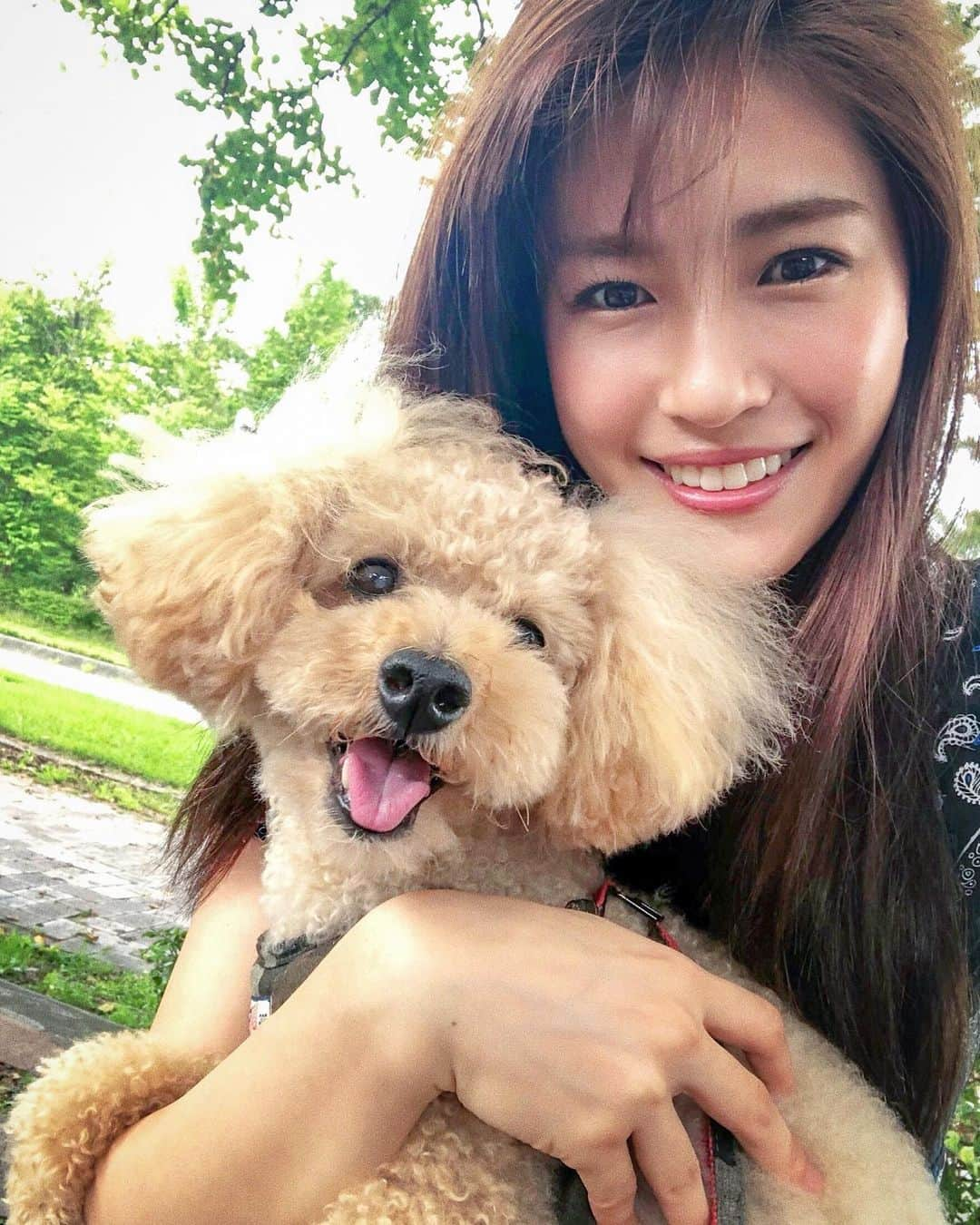 神田れいみさんのインスタグラム写真 - (神田れいみInstagram)「リフレッシュ🐶🌿﻿ ﻿ 写真嫌いのジャスとsmileショットが撮れました...🥺♥️﻿ ( 何年に1枚しか撮れない。笑 )﻿ ﻿ さぁ！そして！今日は！﻿ バスケットボール男子日本代表戦🇯🇵﻿ 会場へ向かってます！みんなで応援しましょう！！！🏀」8月22日 17時02分 - kandareimi