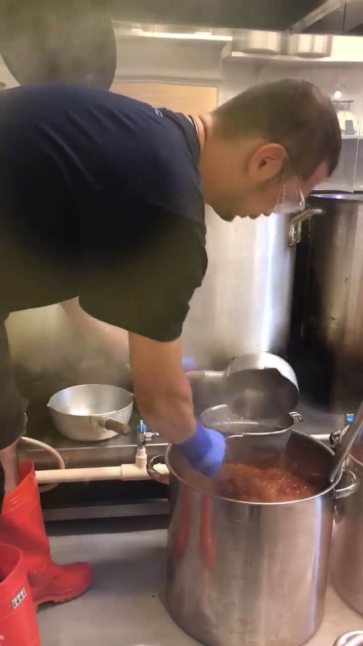 のインスタグラム：「秘伝の自家製ラー油作り。 「175°DENO担担麺LoungeHOKKAIDO」ではタイミングが合えば、ラー油を作る過程が見られます。 こちらで作ったラー油は175全店で使用しております。店舗販売もしております🌶  #175deno #ラー油 #担担麺 #担々麺 #175deno  #ramen  #ラーメン #麺スタグラム #札幌ランチ #札幌グルメ #sapporo  #北海道 #hokkaido  #ランチ #痺れ #花椒 #マー活 #シビ辛 #四川料理 #食べログ百名店 #銀座 #ginza  #新宿 #銀座グルメ #新宿グルメ #tokyo #東京 #おひとりさま」