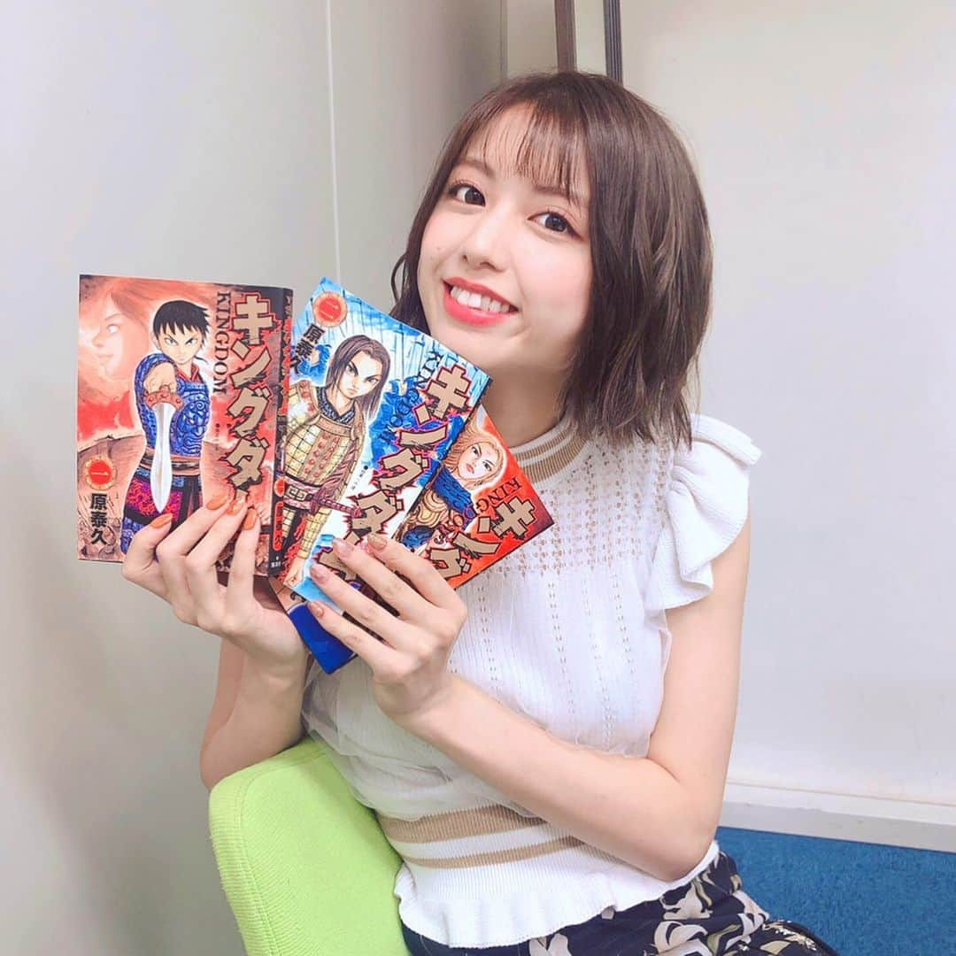 西村まどかさんのインスタグラム写真 - (西村まどかInstagram)「いま一番欲しいものは、 キングダム全巻になりました。笑 ㅤㅤㅤㅤㅤㅤㅤㅤㅤㅤㅤㅤㅤ 現在、第一章・第二章が配信中です⚔️ ㅤㅤㅤㅤㅤㅤㅤㅤㅤㅤㅤㅤㅤ マンガ読んでこなかったし、 歴史もそんな好きじゃないし、 剣とか闘いとかなんか怖いし、 そんなスタートやった私が 収録の合間に廊下で読むほどにっ🤣🔥 ㅤㅤㅤㅤㅤㅤㅤㅤㅤㅤㅤㅤㅤ あとウマの描写がとっっっても細かくて、かっこよくて、ウマ好きとしてはそこも見どころでした✨ ㅤㅤㅤㅤㅤㅤㅤㅤㅤㅤㅤㅤㅤ 第一章(1〜5巻)・第二章(6〜10巻)が 現在、YouTubeにて配信中です！ ㅤㅤㅤㅤㅤㅤㅤㅤㅤㅤㅤㅤㅤ #キングダム  未だ見ぬ者...それが  #未ングダム  #トーンタンタン」8月22日 17時14分 - madoka_nsmr