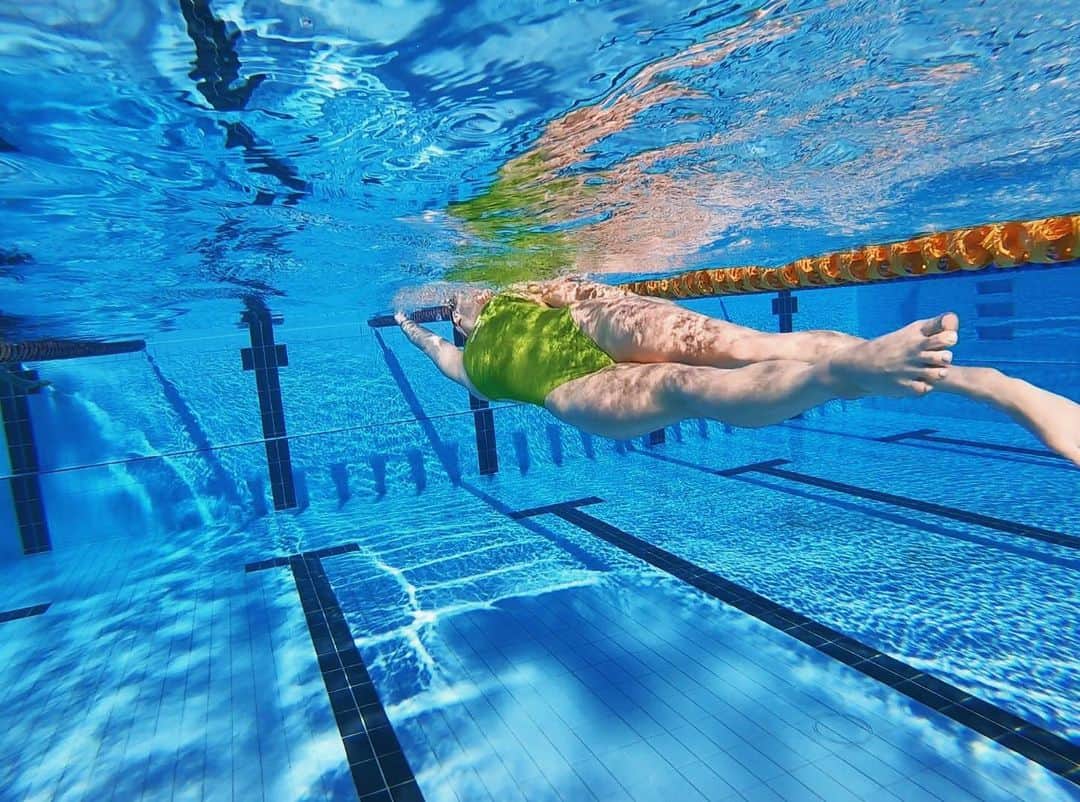 エミリー・シーボームのインスタグラム：「Here’s to getting back into the groove!  #swimming #goldcoast #water #training #athlete」