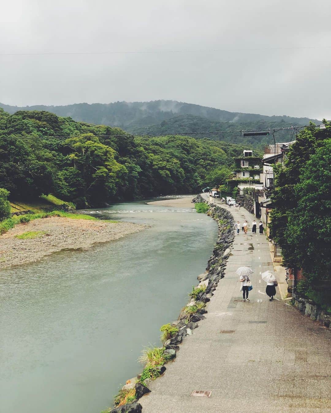 ima_ju / Jun Iのインスタグラム：「. . Gently flowing time /（雨でも）優しく流れる時間 . . wiz @tokyo_grapher #ShotOn_TG #IseShimaAround . . Telephoto LENS 50mm　 #TG_TELE . . ::」
