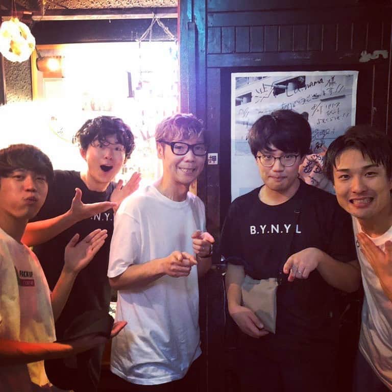 のインスタグラム：「遅ればせながら昨夜はFMポート『MUSIC CONVOY』の可愛い後輩ブルーグルーのイベントにお邪魔！ 誠実でひたむきなんだけどエッジもあるサウンドにバリトンのエェ声が乗ればワン＆オンリーなブルグル・サウンドに🎶✨ストーリーでブルグルのSpotifyリンク貼ったから聴いてみて会員になってなくても試聴出来るからお試しあれ🎧📲💻💨 #ブルグル #企画 #超 #久々の #ラママ #良きハコ #良き #バンド #だらけ #Lets #Stay #ライブハウス #Forever #and #StayPunkForever #with #blueglue #TheStarbems」