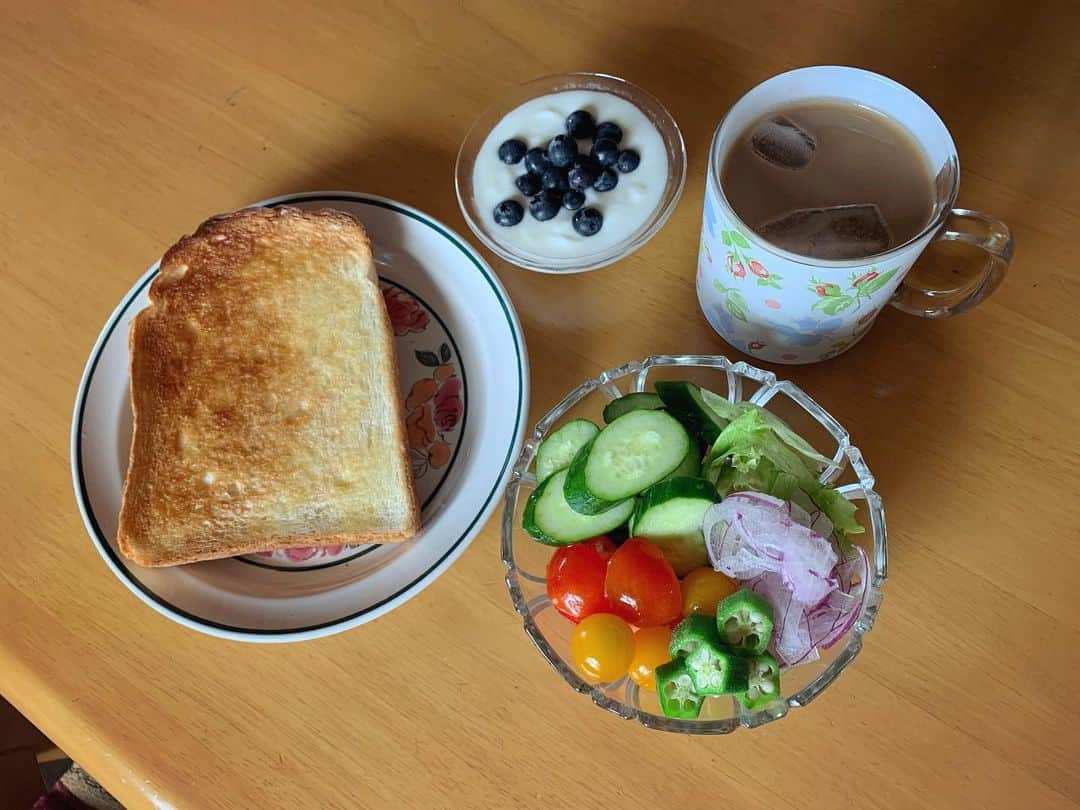 八、おこめさんのインスタグラム写真 - (八、おこめInstagram)「宇野家の夏休みの思い出☀︎ 着てる意味があるんかわからんくらいお肉はみ出るお洋服着てるちゅらw 2枚目→GWに、シーサー(黒パグ)に最後に会った時の写真❤︎優しいかわいいシーサーは、病気になったりもしたけど14歳まで幸せに暮らしてお星様になりました☆ 夏休み1日目は、金沢のお実家で過ごして〜みんなで大好きなお寿司ご馳走になったり✨宇野のみっちゃん(義母)のお野菜収穫したり♩⑧番ラーメン食べたり♩ 2日目は、加賀のお実家でのんびり✨ 姪っ子のキッキは上手にご飯食べれる様になってた👏はじめまして〜のアコちゃんはずっとニコニコかわいいなぁ❣️ ほんで夕食は、私のリクエストで海鮮おかず✨ 魚介はオトンが釣ったり採ったりしたイカ・アワビ・サザエのお刺身、鯛は昆布締めめっちゃ美味しい〜🤤甘海老のフリッター・鱈フライはタルタルで♩ハチメとアジの煮付け、お漬け物色々に〜竹の子ご飯✨ 石川帰ってるの知ったミホチ姉さんが仕事帰りに美味しい梨持って来てくれたし、お実家で一緒にワイワイご飯食べてったw お実家ご飯大好き❤︎美味しい幸せ夏休み☀︎ 最後は、ちゅらのフゴフゴ夜散歩動画w🐾 #シーサーとチュラ #実家 #夏休み #石川県」8月22日 22時50分 - naomiuno