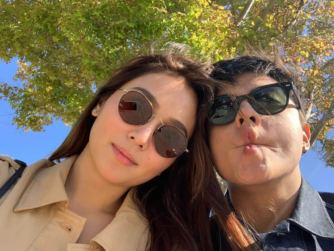 Kathryn Bernardoさんのインスタグラム写真 - (Kathryn BernardoInstagram)「Find a guy who won’t just patiently shop with you but will also carry your shopping bags.  Bonus points if he’s still game to take a selfie after! 🤓🤪🥰mwahahaha! #KathVersusInstagram」8月22日 22時53分 - bernardokath