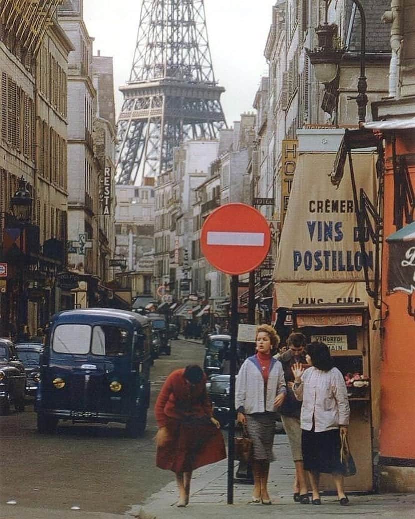 ジャマンピュエッシュのインスタグラム：「Paris through time... Vue de la rue Saint-Dominique, Paris, 7ème par le photographe Willy Ronis, 1957.  #paris #inspiration #oldparis #eiffeltower #photography」