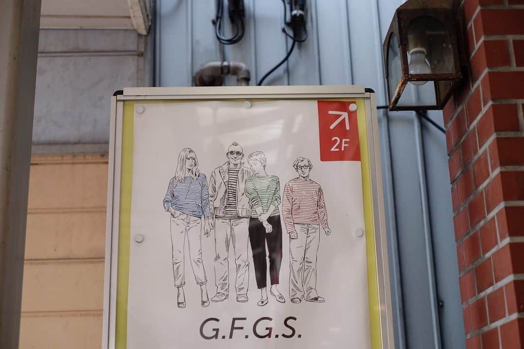 G.F.G.S.さんのインスタグラム写真 - (G.F.G.S.Instagram)「G.F.G.S.より皆様へ  加茂駅前商店街、千代田ベーカリー２Fで事務所を構えて5年以上経ちました。 急な話ではありますが大家様とのお話合いの上、 9月一杯を目途に退去移転する事となりました。 5年という長いような短いような時間を 僕にとって加茂の象徴の一つである老舗パン屋さん 千代田ベーカリー様と同じ建物で過ごせた事は 「ありがたかったなー」「楽しかったなー」につきます。  本来アトリエ兼店舗の筈が、作業所兼事務所になり 年に何度もオープンしないお店として 御盆、正月、加茂祭り、イベント毎に問い合わせや 開いてなかったと少々のクレームもいただき 嬉しいやら申し訳ないやらで・・・今となっては良い思い出になりそうです。  クリエイターの作品が そこかしことランダムに描かれ置かれ 田中君が設計した内装は 「田中の棚」「田中のテーブル」として リサイクルとボーダーをイメージした素敵なものです。 年数が経ち馴染んだ感じの室内は 毎朝来ても特別な気分になります。  先月より毎週土曜日をオープンラボとし 大勢のお客様にお越しいただいております。  今迄お越しになられた皆様、また是非お越しください まだ行ったことない、一度行ってみたかったーという皆様  土曜日は出来るだけ9月末まで開けますので どうか宜しく御願いいたします。 そしてクリエイターの作品も観ていただけたら幸いです。  G.F.G.S.小柳雄一郎 . . .  G.F.G.S. OPEN LABO.  毎週土曜日 13:00〜18:00 (お休みを頂く場合もございます。その際はsns等でお知らせ致します) 〒959-1378　新潟県加茂市駅前3-5 2F (千代田ベーカリーさま入り口横の階段から2Fへお上がりください。 近辺は商店街無料駐車場もあり、片側車線白線内は路上駐車も可能です) . .  #gfgs #orderborder #オーダーボーダー #オーダーメイド #しましま #stripes #オーガニックコットン #オーガニック #ボーダー #ワードローブ #新潟イベント #おでかけ #ファッション#instafashion #定番 #niigata #kamo #niigatagram #niigatapic #新潟 #加茂市 #商店街 #ファクトリーブランド #田中洋人建築設計室  #アート #クリエイター #デザイン  #GoodFeelGoodStyle 心が動くことを私たちらしいやり方で」8月22日 17時29分 - gfgs