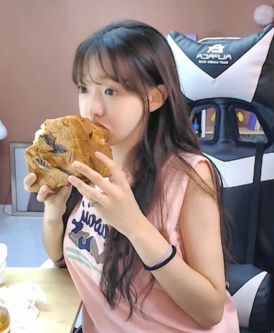 ウンソルさんのインスタグラム写真 - (ウンソルInstagram)「쌩얼로 식빵 파먹는 햄토리..🐹🍞」8月22日 17時41分 - taylanofficialx