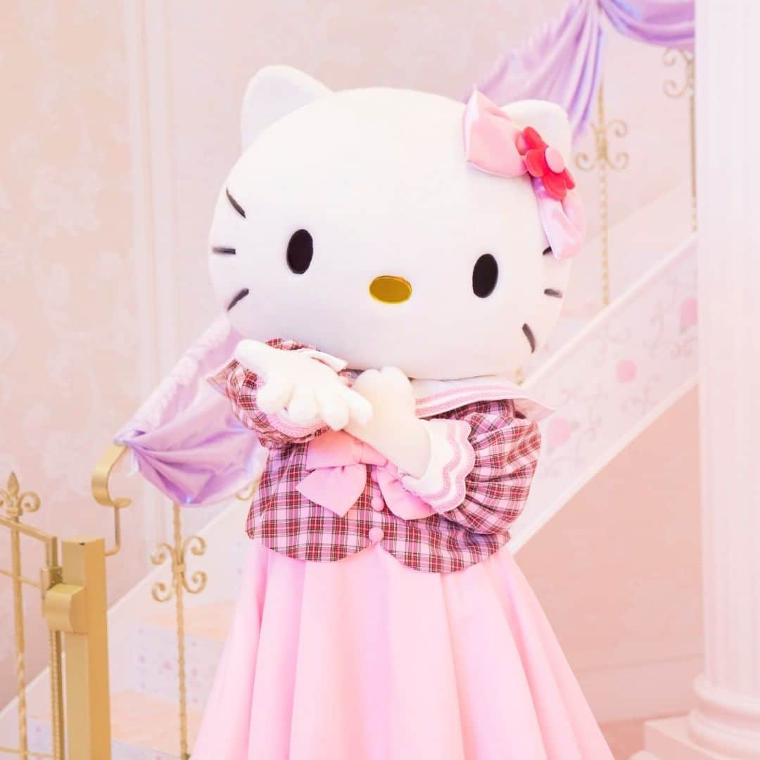 Sanrio Purolandさんのインスタグラム写真 - (Sanrio PurolandInstagram)「レディキティハウスでは、 🌹バラ庭園 👗ドレスタワー 🧁スイーツに囲まれたベッドルーム ☕️茶室　など 女の子が憧れる夢のようなお部屋でおもてなし！  45周年アニバーサリーイヤー期間中は、 特別なドレスを着たキティがお迎えすることも💖  レディキティハウスはカワイイがいっぱい！写真を撮ったら#ピューロジェニック で投稿してみてね！  #サンリオピューロランド #ピューロジェニック #レディキティハウス #ハローキティ #キティちゃん #hellokitty #hellokitty45thanniversary #ハローキティ45周年 #キティ活 #キティラー #キャラグリ #テーマパーク #インスタ探検隊 #おでかけ #お出かけスポット #ミーハー女子 #映えスポット #フォトジェニック #プチ旅行 #アオハル」8月22日 17時34分 - purolandjp