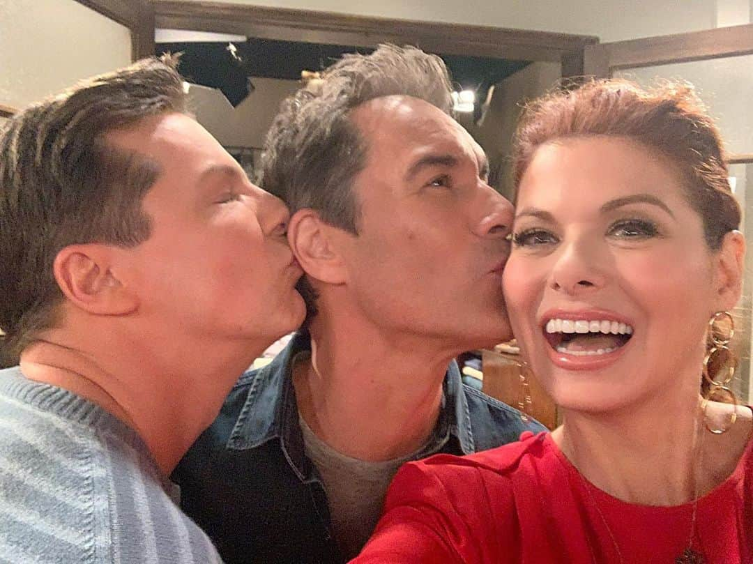 デブラ・メッシングさんのインスタグラム写真 - (デブラ・メッシングInstagram)「I love them so much.❤️❤️ @seanhayes @eric_mccormack (Megan wasn’t in the scene) #willandgrace @nbcwillandgrace #kisses」8月22日 17時35分 - therealdebramessing