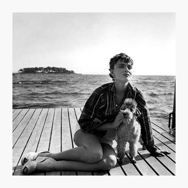 メリンダグロスさんのインスタグラム写真 - (メリンダグロスInstagram)「Audrey Hepburn shot by Dennis Stock during shooting of Sabrina, 1954 #inspiration #holidaytime」8月22日 17時39分 - editionsmr