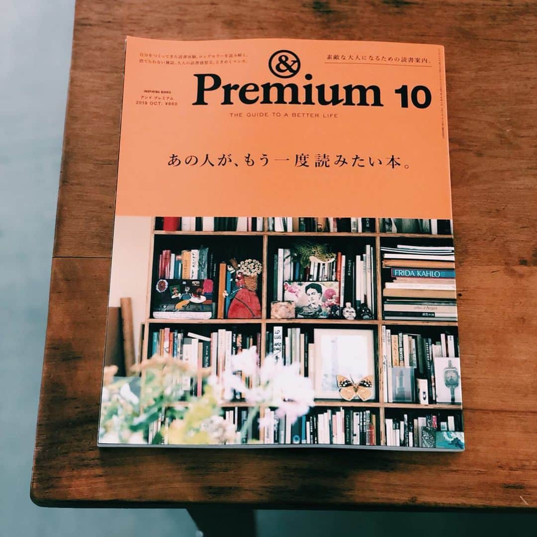 のインスタグラム：「#おもむろにおしらせ 📚 . 雑誌 &Premium レギュラーの連載とは別に、 “捨てられない雑誌” 特集の末席にて 「Olive」についてちょこっとですが話しております。 . いま我が家に300冊ぐらいあるのですが（2枚目中段）、 1982年の創刊準備号からずっと右綴じなのに、 リニューアルしてサイズが大きくなる直前の 13冊だけ左綴じなんです。 大多数が元オリーブ少女と思われるフォロワーさん どなたか理由をご存知の方がいたら教えて下さい。 . #アンドプレミアム #andpremium #連載and_TRIED_ITもがんばってます #オリーブ少女」