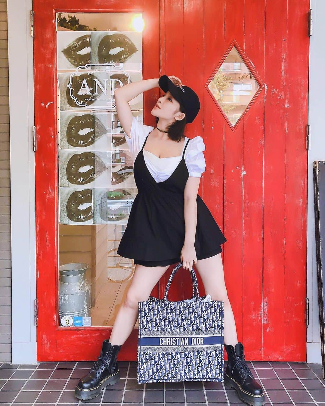 天木じゅんさんのインスタグラム写真 - (天木じゅんInstagram)「❤️❤️❤️ ロンパース @beep_ss . . shoes @drmartens_japan  bag choker @dior  cap @balenciaga  #天木code」8月22日 17時44分 - jun.amaki