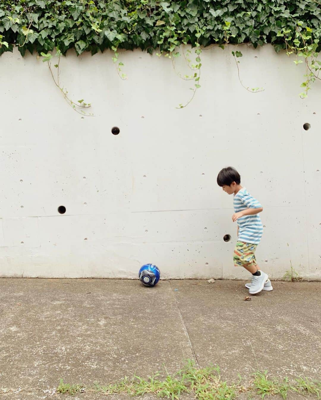 むらたさきさんのインスタグラム写真 - (むらたさきInstagram)「⚽️⚽️ ． 最近の、母子の休日👦👦🙋‍♀️🐶🐶 ． 日中は灼熱なので、 昼間はベランダでプール☞流しそうめん🤤🍜 ． ↑ 長男のリクエストで スライダー式の流しそうめん器を購入しました👌😂 (先週のキャンプにも持って行った🏕♡) ． 組み立て＆片付けがかなり面倒やけど、 ただのそうめんが大盛り上がりの食事になっとる☺️👍 ． 流れが早くて次男がうまくすくえずフテくされると、 仕方ない💪！と 兄が代わりに取ってくれたり〜 なんてドラマも生まれる🍽😂爆 ． (ストーリーズ、まだ観れるかな🐰🎥？) ． ． ． ． ． 夕方涼しくなってきてからは、 公園によりつつ、犬散歩＆買い出しに🏃‍♂️🏃‍♂️🏃‍♀️🐶🐶 ． 最近こればかり履いとる長男のスニーカーは レーザービームのMINIMALシリーズ👟✨ ． 軽くて、歩きやすくて、運動しやすいそう👌☺️ ． 今までは マジックテープの靴ばかりやったので、 初めての紐のある靴に “お兄さん” 感を感じて それもまた気に入っとるらしい😘👍 ． ． ． ． ☞ 5枚目♡ ． プールで疲れたのか 次男は公園に着く直前にお昼寝してしまったので、 お土産はセミの抜け殻にしよう！と 長男が探しとった🦗🦗😂👍 ． (虫は写っとらんのでご安心ください👏☺️) ． ． ． ． ． ． ． ． ． ． ． ． ． ． #6歳 2ヶ月 #3歳4ヶ月 #妊娠9ヶ月 #兄ちゃんとおとうと #アシックスレーザービーム  #mamagramer_pr#MINIMAL」8月22日 17時49分 - muratasaki