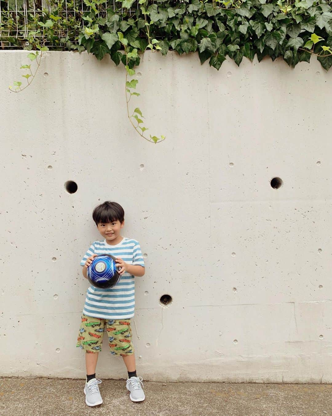 むらたさきさんのインスタグラム写真 - (むらたさきInstagram)「⚽️⚽️ ． 最近の、母子の休日👦👦🙋‍♀️🐶🐶 ． 日中は灼熱なので、 昼間はベランダでプール☞流しそうめん🤤🍜 ． ↑ 長男のリクエストで スライダー式の流しそうめん器を購入しました👌😂 (先週のキャンプにも持って行った🏕♡) ． 組み立て＆片付けがかなり面倒やけど、 ただのそうめんが大盛り上がりの食事になっとる☺️👍 ． 流れが早くて次男がうまくすくえずフテくされると、 仕方ない💪！と 兄が代わりに取ってくれたり〜 なんてドラマも生まれる🍽😂爆 ． (ストーリーズ、まだ観れるかな🐰🎥？) ． ． ． ． ． 夕方涼しくなってきてからは、 公園によりつつ、犬散歩＆買い出しに🏃‍♂️🏃‍♂️🏃‍♀️🐶🐶 ． 最近こればかり履いとる長男のスニーカーは レーザービームのMINIMALシリーズ👟✨ ． 軽くて、歩きやすくて、運動しやすいそう👌☺️ ． 今までは マジックテープの靴ばかりやったので、 初めての紐のある靴に “お兄さん” 感を感じて それもまた気に入っとるらしい😘👍 ． ． ． ． ☞ 5枚目♡ ． プールで疲れたのか 次男は公園に着く直前にお昼寝してしまったので、 お土産はセミの抜け殻にしよう！と 長男が探しとった🦗🦗😂👍 ． (虫は写っとらんのでご安心ください👏☺️) ． ． ． ． ． ． ． ． ． ． ． ． ． ． #6歳 2ヶ月 #3歳4ヶ月 #妊娠9ヶ月 #兄ちゃんとおとうと #アシックスレーザービーム  #mamagramer_pr#MINIMAL」8月22日 17時49分 - muratasaki