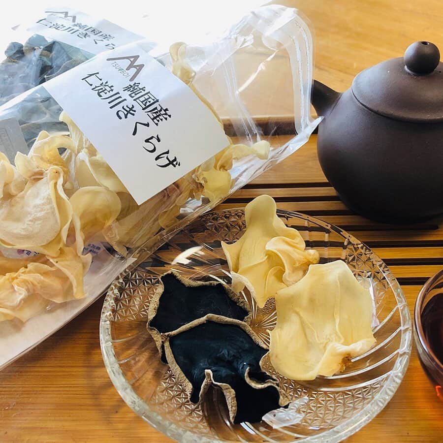 イーマさんのインスタグラム写真 - (イーマInstagram)「週末マルシェ「グルテンフリーマーケット」🌿 . 24日(土)出店のSHOPをご紹介します💁🏻‍♀️ . グルテンフリーな食材・食品はもちろん、採れたて自然農法のお野菜や天然素材でできたフードラップのお店まで🍞🛍 . トークイベント・ワークショップもありますよ✨ 詳しい情報は http://www.greengood.link/event/glutenfree/ からご確認ください👀 ※イーマHPイベントページからもリンクしています。 . 週末梅田にお越しの際は、ぜひお立ち寄りくださいね～🙌🏻🙌🏻🙌🏻 . . - - - 参加SHOP（24日） - - - ◆GRAND ／ グルテンフリーパン、スコーン、ラスク ◇淡路島みつばちラップ ／ みつばちラップ ◆空庭（米粉LOVERS！） ／ 米粉各種、米粉麺、米粉レシピブック など ◇羽間農園 ／ 農園素材の米粉スイーツや米粉・玄米粉 など ◆ムスビガーデン大手通店 ／ 米粉のおとうふマフィン、クッキー など ◇くるみ工房 ／ グルテンフリーパン、焼きドーナツ、クッキー、ジャム など ◆Bambi's sweets ／ 米粉マフィン＆スイーツ、ローチョコレート ◇miya_bake @miya_bake ／ グルテンフリー焼き菓子各種 ◆粉源 ／ グルテンフリーパン用米粉、炒り玄米粉 など ◇ホリスティック自然ファーム ／ 自然農法のお野菜や果物各種 ◆オリーブオイルの専門店 油屋マルキチ ／ エキストラバージンオリーブオイル ◇OiL in Style @oilinstyle2017 ／ 亜麻仁オイル、麻の実オイル ◆仁淀川きくらげ ／ 生きくらげ、乾燥きくらげ など ◇自家焙煎珈琲 バビルサ ／ 自家焙煎コーヒー豆、ハンドドリップホットコーヒー、黒大豆コーヒー など . . ▽▼▽▼▽▼▽ Glutenfree Market by大阪ぐりぐりマルシェ 8/24(sat)・25(sun) 11：00～18：00 イーマ1F 南エントランス . . ※詳しい情報は ▶︎ @e_ma.official TOPのURLを👉🏻📱 ※「Glutenfree Market」でのお買い物は「阪急阪神おでかけカード」のポイント対象外です。 . . . #大阪ぐりぐりマルシェ #ぐりぐりマルシェ #マルシェ #marche #マルシェイベント #食 #産直野菜 #産直 #cafe #cafe部 #カフェ #cafe巡り #グルテンフリー #glutenfree #ヴィーガン #vegan #cake #sweets #マルシェ #marche #workshop #ワークショップ #週末 #イベント #週末イベント #event #梅田 #大阪 #イーマ」8月22日 17時59分 - e_ma.official