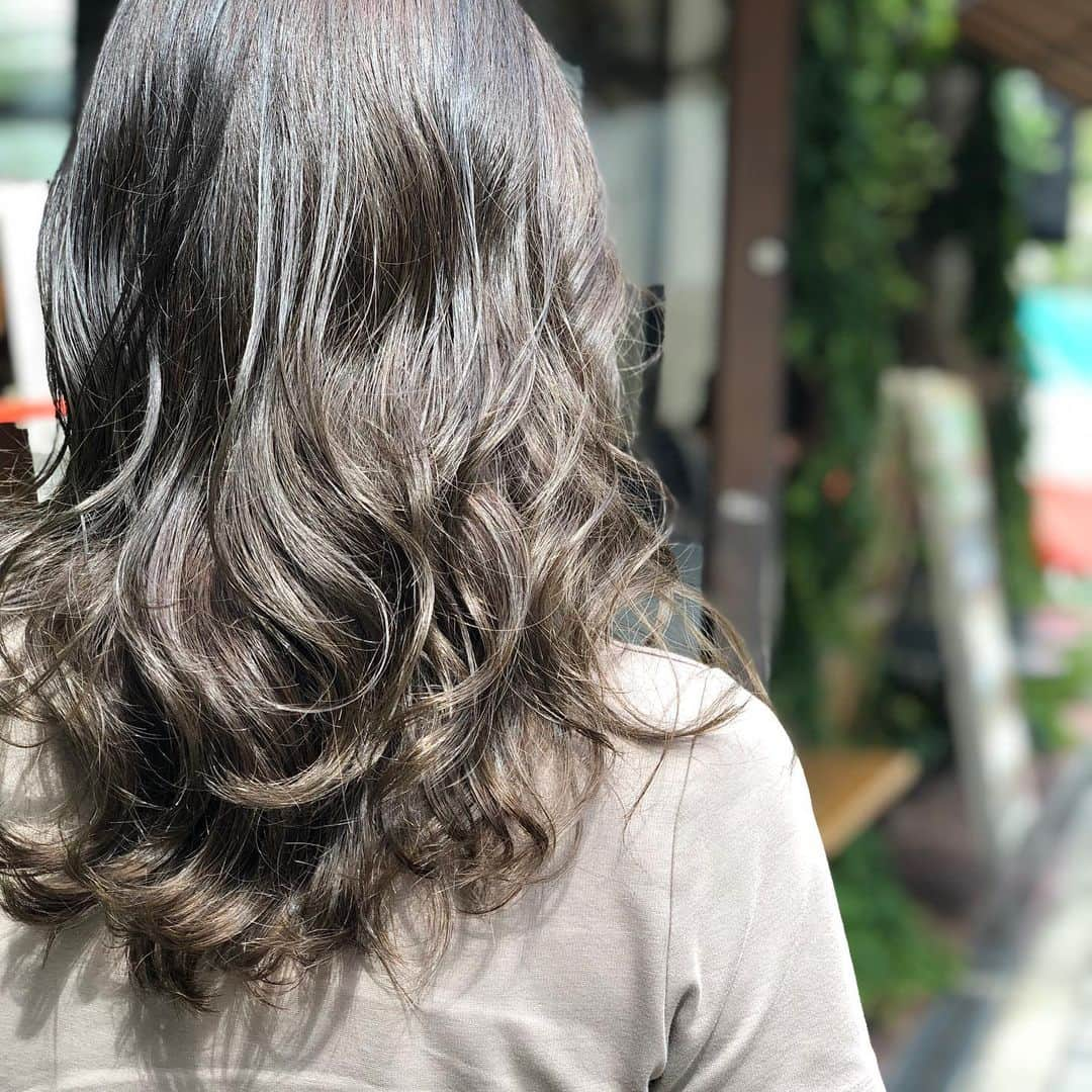 【北堀江・美容室 peaks hair】さんのインスタグラム写真 - (【北堀江・美容室 peaks hair】Instagram)「ミントグレイ✨✨ 秋に向けての新色カラーです‼️ ミントががったアッシュグレイです‼️ スタイリスト  堀口  #peakshair #ピークスヘアー#堀江#北堀江#美容室##Instahair#hairstyle#Instafashion#イルミナカラー#小顔#美意識#おしゃれな人と繋がりたい#おしゃれ#お洒落#ヘアアレンジ#ヘアスタイル」8月22日 17時53分 - peakshair