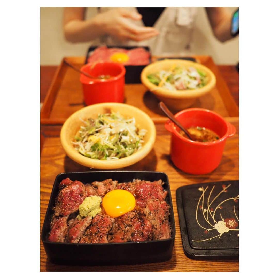 松尾薫さんのインスタグラム写真 - (松尾薫Instagram)「昨日のランチ✨ ステーキ重 美味しすぎた、、、♥️ #肉ダイニングRAKUGAKI」8月22日 17時56分 - kaoru_matsuo78