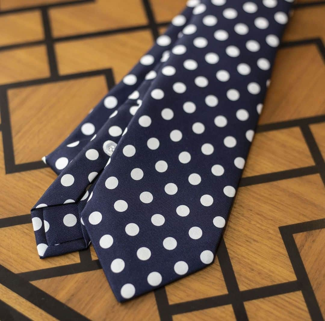 ターンブル&アッサーさんのインスタグラム写真 - (ターンブル&アッサーInstagram)「In addition to having bespoke shirts made during our #ByAppointment trunk show series, we also offer the option of creating bespoke ties – should you be after something special. For Mr. @maximilian.mogg, we created a quintessential navy and white polka dot Seven-Fold tie. For more on our bespoke tie offering, or to book your appointment, please visit the link in our bio. #trunkshow #trunkshows #internationaltrunkshow #germany #maximilianmogg #mrporter #turnbullandasser #turnbull_asser #shirtmaker #jermynstreet #menswear #fashion #newyork #craftsmanship #london #royalwarrant #giftsforhim #heritagebrand #britishheritage #bespoketie #bespoketies #sevenfoldtie」8月22日 18時00分 - turnbull_asser