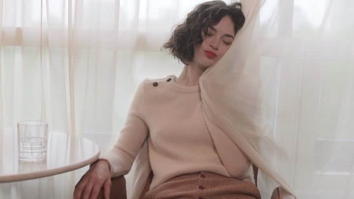 のインスタグラム：「Nous sommes fières de vous présenter Charlie !  Ludique, espiègle, radieuse et charismatique c'est notre héroïne urbaine … 📷 : Anaïs Kugel / @anaiskanaisk 💄 : Aude Durocher / @aude_durocher 🎥 : Nicolas Blanchadell / @nicolasblanchadell ☎️ : BWATER / @bwaterproduction  #despetitshauts #charliedph」
