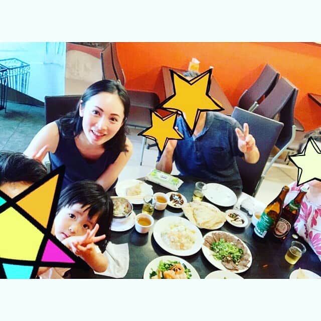日高薫のインスタグラム：「ローカルフードで1番気に入ったお店❤️ 注文受けてから焼いてくれるモチモチの皮に色々な炒めものを巻き巻きしながら食べれるのですが、何を巻いても美味しくて🤤また行きたい❤️✨ #台湾旅行#台湾 #台北 #台北旅行  #美容の撮影でお世話になった#ライターの #門司紀子 さんの#本 #種福園斤餅牛肉店 #斤餅 #中華風クレープ #巻き巻き #おすすめ #ローカルフード」