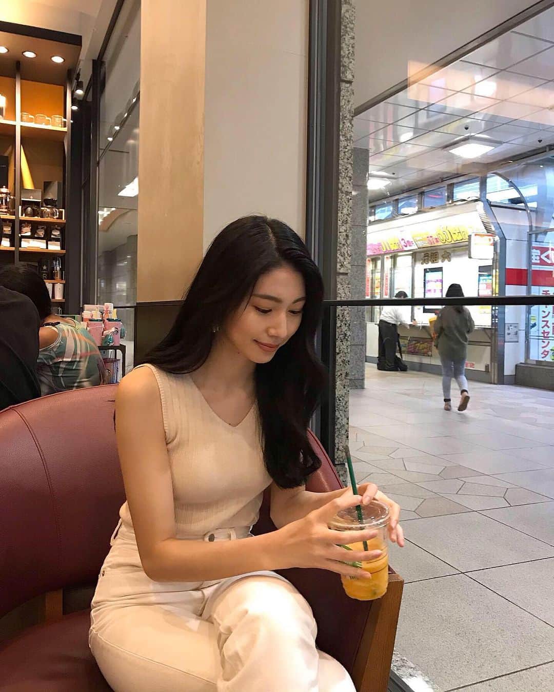 西村円花のインスタグラム：「🐩🐩🐩 ・ ・ ・ お買い物終わりに 安定のスタバでまったり💭 みなさんはスタバ行ったらなに飲みますか☕️ ・ #일상룩 #데일리그램 #팔로우 #데일리룩 #오오티디 #카페 #메이크 #데일리메이크업 #make #cafe #ootd #dailylook #dailymakeup #shopping #カフェ #メイク #黒髪 #黒髪ロング」