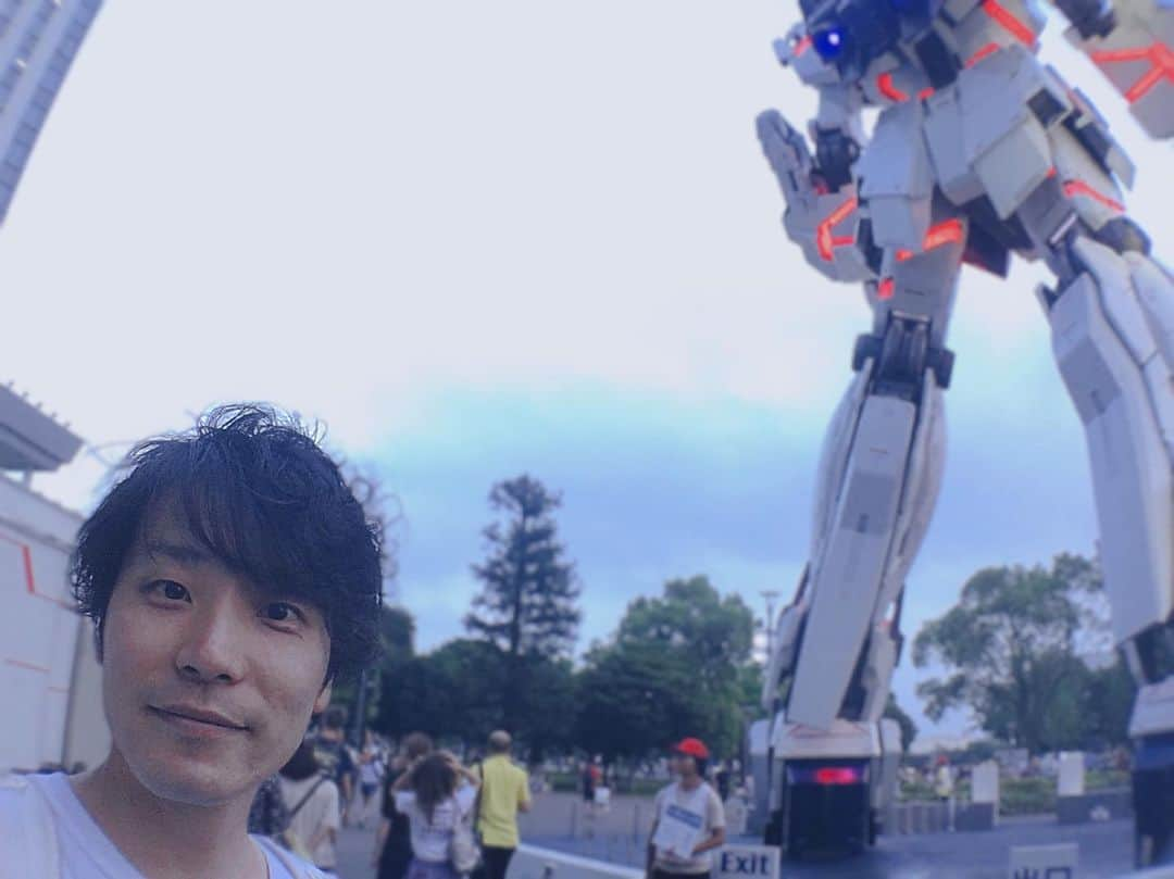 Otsukiさんのインスタグラム写真 - (OtsukiInstagram)「ガンダムのケツと俺氏 (-_-) 夏が早く終わって欲しいと願う #おつき #alloff #drums #夏苦手 #セミファイナル苦手 #帰った時に家のドア付近に居るのとかマジ無理なんすけど #そのあと鳴き始めるのとか拷問ですやん」8月22日 18時05分 - otsukialloff