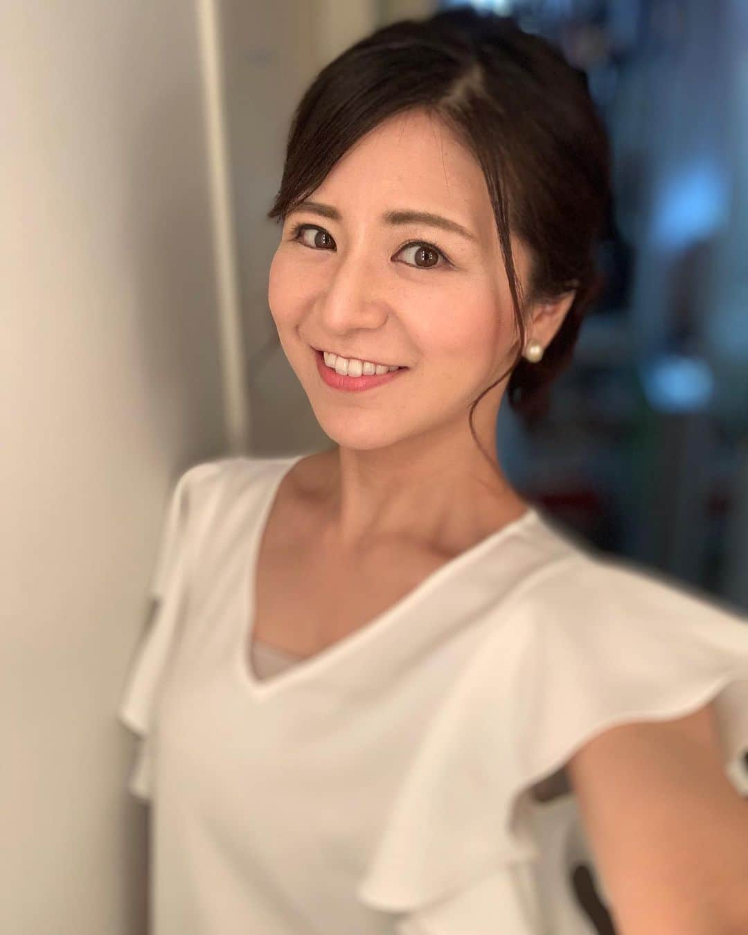 吉村優さんのインスタグラム写真 - (吉村優Instagram)「証明写真撮りに〜🙋‍♀️ * 免許証もパスポートも 更新期限が迫ってきて 急いで証明写真撮影💁‍♀️ * メイク室の照明が本格的すぎて 一番照明があたる位置探して 壁ぎわにペタリ🤣 ポートレートの自撮りでも 色々隠してくれるなんて、、 照明ってこんなに大事なのかぁ🤣🤣 マイライト持ち歩こうかしら笑笑 * #写真撮影 #証明写真 #照明 #ポートレート #自撮り #アナウンサー」8月22日 18時16分 - yuyoshimura87