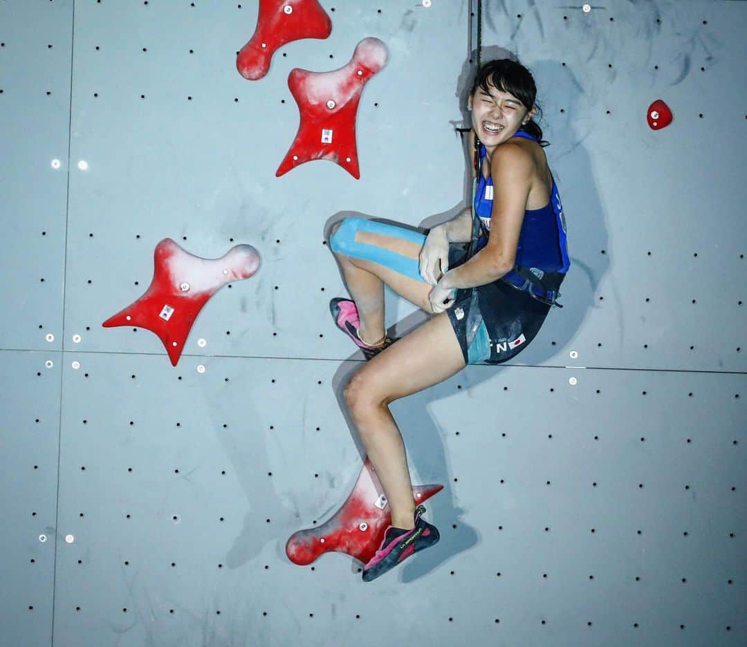 のインスタグラム：「I finished 7th place in combined finals! In the first round of speed, my hands trembled with tension and I could n’t put power into my body😓 So I made a lot of mistakes and lost that round😣 But after that, I got my personal best 8.655✨ I was n’t good at first, but I was able to change my mind in the competition. I think it ’s a growing part for me‼︎ And I was able to move forward several times after it seemed to fall on the lead! The result was not good, but I enjoyed it till the end💓 And it's not over yet, I want to continue try hard‼︎ Thank you all for supporting me✨❤️ ・ コンバインドの決勝は7位でした。 まず、1本目のスピードで今までにないぐらい緊張してしまい、手が震え、上手くいきませんでした。 その後のボルダーでもあと少しの所で落ちてしまい、スピード5位、ボルダー6位でリードを迎えました。 もうここから逆転するにはかなり厳しい状況でしたが、落ちそうになってから振り絞り、最後まで出し切れて、自分にとっては今できるパフォーマンスをする事が出来たと思います！ 結果的には良くなかったのですが、前は出来なかった気持ちの切り替えや、スピードで自己ベストを出すなど、成長できた部分も多く、とてもいい経験が出来たと思います！ そしてなにより最後まで楽しめた事がとても良かったです💓 まだオリンピックへのチャンスは残されているので、諦めずに頑張っていきたいと思います💪✨ 本当に沢山の応援、ありがとうございました✨❤️ ・ photo by @tallers_photopress ・ @au_official @denso_official @anessa_official_shiseido @thenorthfacejp @lasportivajp @newerajapan @tokyopowder @newhale_japan @thestonesession #jazzysport #岩泉ヨーグルト #ifscwch #combinedclimbing #speedclimbing #bouldering #leadclimbing #worldchampionships」