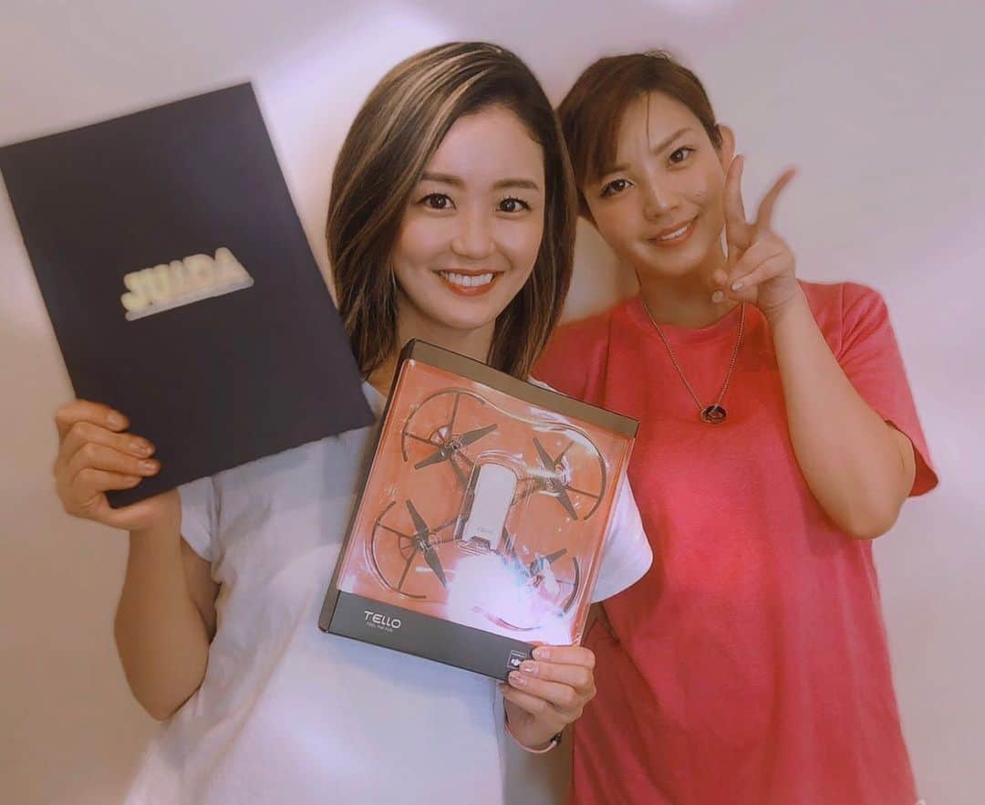佐藤仁美のインスタグラム：「夏のチャレンジ🙋‍♀️✨ ドローンママのなつこさん⭐️ @drone.mama  機械オンチの私ですが 夏のチャレンジと称してドローンの講習に参加しています！  知らない言葉やルールがいっぱいでちんぷんかんぷんでした！  あと3日大丈夫かな！ がんばります！  #DRONE #JUIDA #チームはちどり  #女性専門ドローンスクール  #ドローンママ #onesummerchallenge」