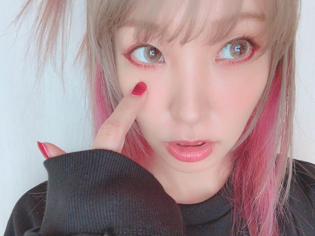 LiSAさんのインスタグラム写真 - (LiSAInstagram)「グリッターラインめちゃかわいい✴︎ #LiSA #りさへあめいく #ふーちゃんメイク #なつのきらきらあっぷ #アンダーライン  @fusaetachibanaworks ‪グリッターアンダーラインはへあめいくふーちゃんのだからわかんないけど、(オカダヤさんで買ったって言ってた気がする🤔)うえまぶたのさりげないきらきらはMACのリキッド✴︎を引いてシャドウのせてる👁‬」8月22日 18時12分 - xlisa_olivex