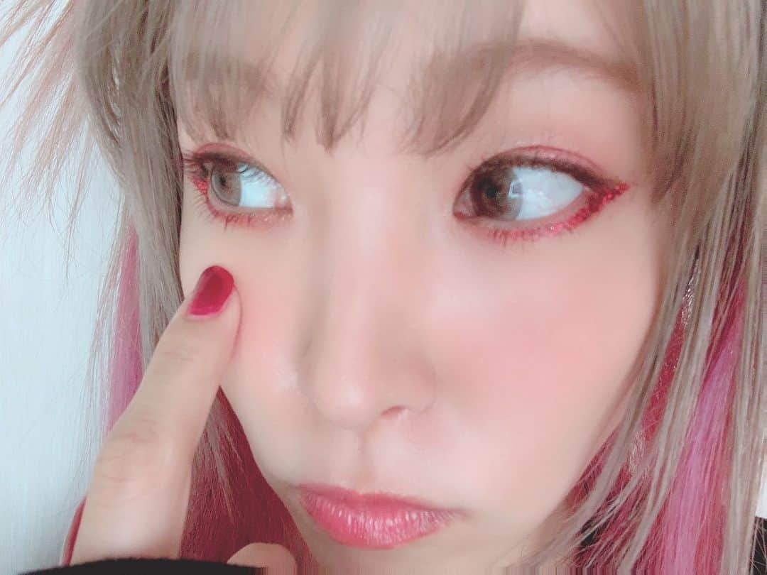 LiSAさんのインスタグラム写真 - (LiSAInstagram)「グリッターラインめちゃかわいい✴︎ #LiSA #りさへあめいく #ふーちゃんメイク #なつのきらきらあっぷ #アンダーライン  @fusaetachibanaworks ‪グリッターアンダーラインはへあめいくふーちゃんのだからわかんないけど、(オカダヤさんで買ったって言ってた気がする🤔)うえまぶたのさりげないきらきらはMACのリキッド✴︎を引いてシャドウのせてる👁‬」8月22日 18時12分 - xlisa_olivex