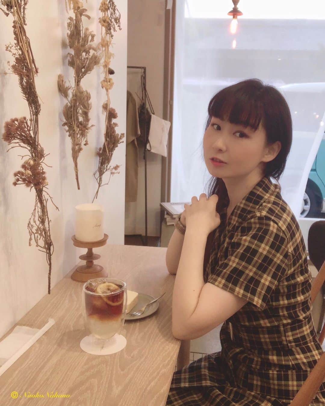 中野菜保子さんのインスタグラム写真 - (中野菜保子Instagram)「. 「Birthdayコメやイイネ・プレゼントありがとうございました🎂」 @_ruruofficial_ 【検索:R1800】 . 去る8月19日に無事にお誕生日を迎えられて それだけでも感謝ですが、加えて お祝いのお言葉を頂けてとてもシアワセです🌈🌈🌈 ありがとうございます😊 . 写真は🍎🍎🍎🍎🍎🍎🍎🍎🍎🍎枚！ . 先日のチェックワンピの全身がみたい❗️ という祈りにおこたえ👗 1:感謝 2:全身 3:まだこういうの大丈夫かなw 6:FBメッセンジャーだけでこの数 7:後ろから 8:レモンコーヒー🍋☕️ 10:腫れております . . コメントは本日の15:26現在、４つのSNSだけでも 876件のコメントをいただきました。 ありがとうございます✨😊✨ . まだ全部読めていないけれど必ず全て拝読します📬 . . 窓口にプレゼントも届いているそうなので、近日中にお受取にいきます🎁 . . ワンピ全体のバランスどうかな😌✨ 「RURU」さんのワンピです👗 (@_ruruofficial_ ) . 新しくOpenしたカフェに レモンコーヒー🍋☕️を飲みに行ってそこでパシャり📸 . みんなでワイワイ喋りながら コーヒー談義に花が咲きました♪ . ・・・実は パソコンを見過ぎなのか、 文字見過ぎなのかわからないけれど、 目が腫れていて 耳鳴りがします😑 . 写真も目が結局腫れていて😅 皆さんも パソコンとかスマホ画面の見過ぎ注意❗️ですよ🍓🍓🍓 ＊ ＊ ＊ #中野菜保子 #俳優 #actor #moviestar #インスタ写真家 #model #drama #お誕生日 #ありがとう #プレゼントありがとう  #チェックワンピ #ワイドベルト #ロングブーツ 似合うかな #おしゃれカフェ #レモンコーヒー #珈琲だいすき #チーズテリーヌ #美脚 #美白美人  #目が腫れた #耳鳴りがする #休憩いれて 下さいね #ruru #ガーリー女子 #ロックなおんな #pr #秋コーデはじめました  #thankyouforbeinginmylife  #出逢ってくれてありがとう #みんなにいいことがありますように  @_ruruofficial_  @syanhaijitensya」8月22日 18時15分 - naokonakano8319