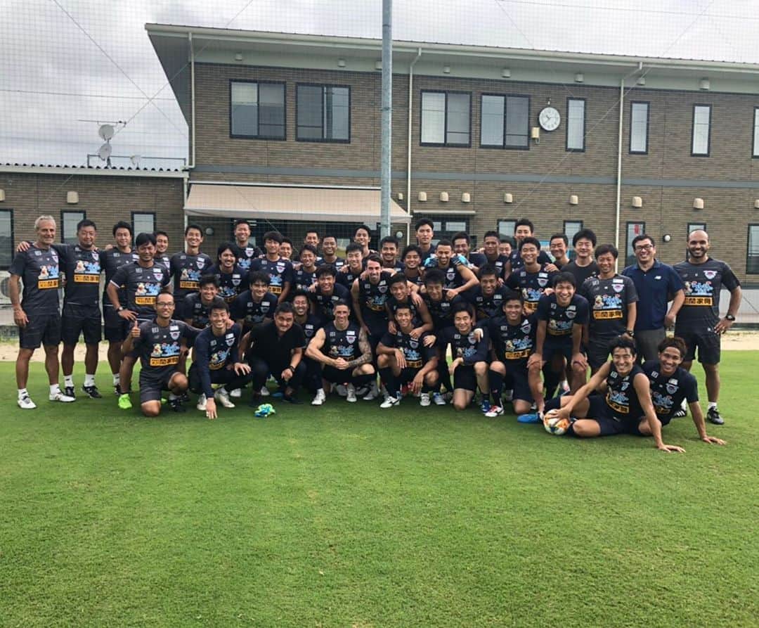 フェルナンド・トーレスのインスタグラム：「Last ever training ... Still one more game to fight all together . WE ARE @sagantosu_official !!!」