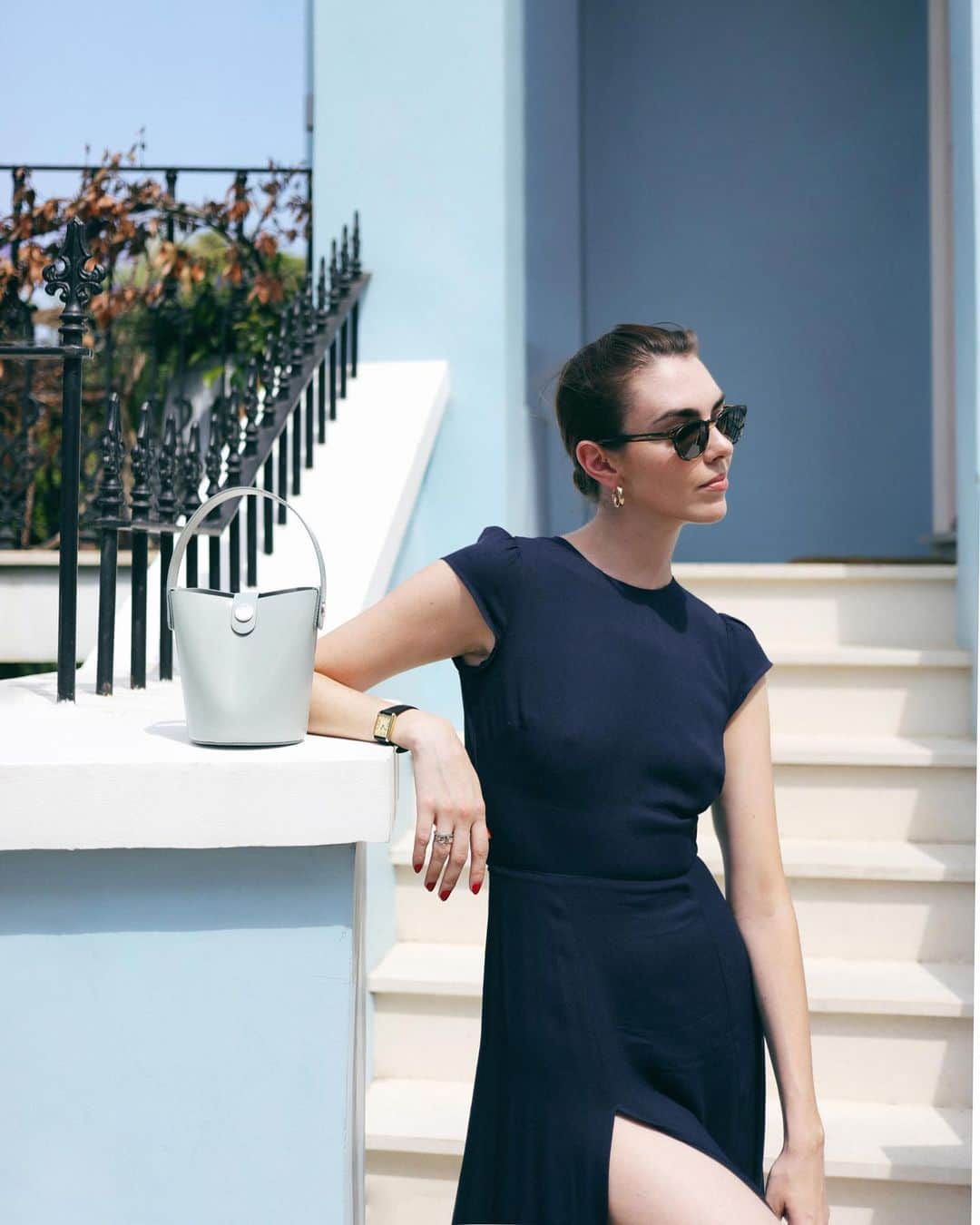 Sophie Hulmeのインスタグラム：「Divine blue. 💙 A Nano Swing, carried by @zzimmer #ootd」