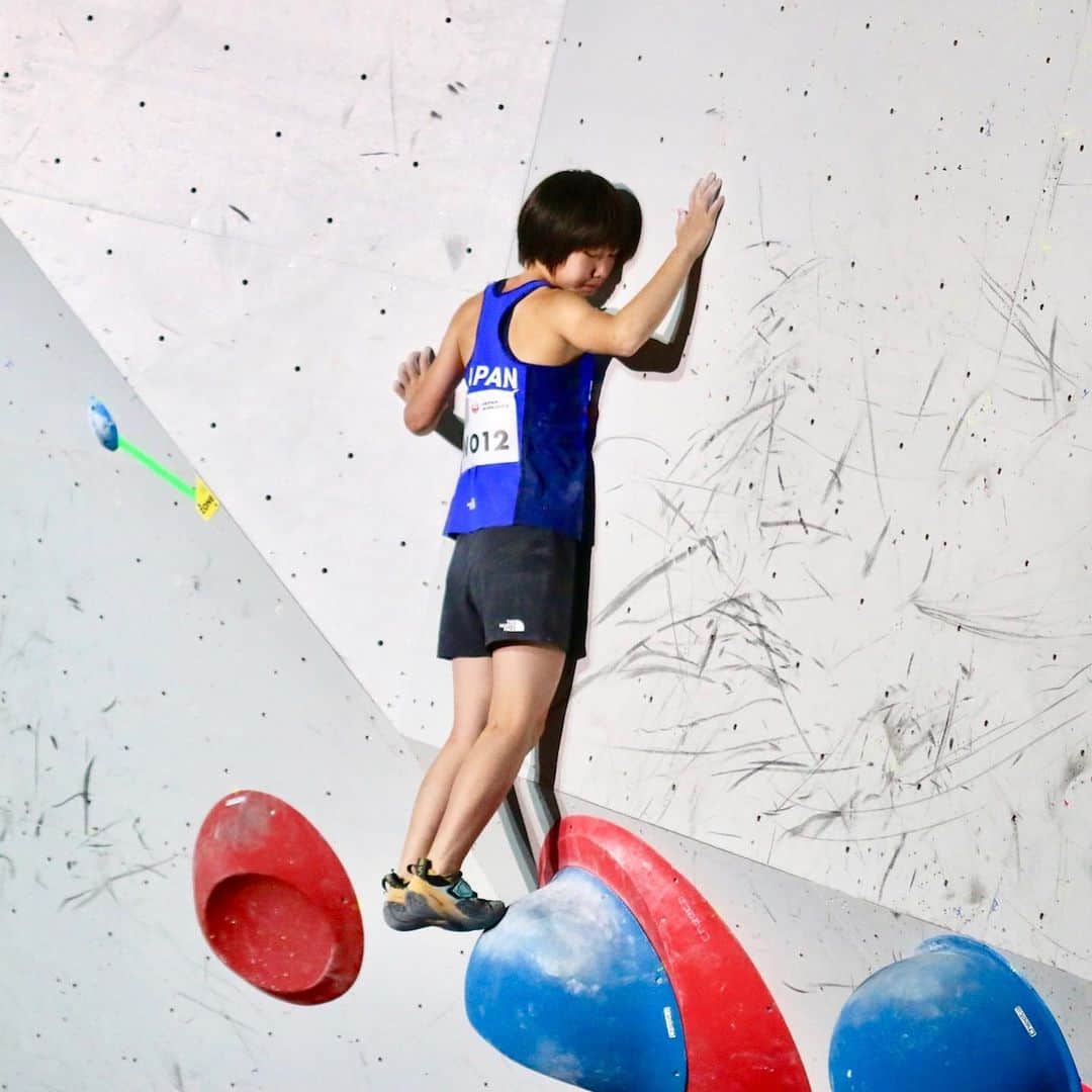 The Japan Timesさんのインスタグラム写真 - (The Japan TimesInstagram)「Tomoa Narasaki captured his first men’s combined event gold medal at the International Federation of Sport Climbing World Championships on Wednesday, also booking a spot on the Japan national team for next year’s Tokyo Olympics on the final day of the global meet at Esforta Arena Hachioji. “This has been my biggest goal this year, so I’m pleased that I’ve done it,” said Narasaki. On Tuesday, Akiyo Noguchi punched her ticket to the 2020 Summer Olympics by winning a silver medal in the women’s combined. Japan will select the other male and female climbers based upon outcomes in the Olympic qualifying tournament, Asian Championships and Combined Japan Cup. 📸: Kaz Nagatsuka . . . . . . #Japan #Tokyo #sports #climbing #rockclimbing #bouldering #Olympics #岩登り #ボルダリング #日本 #東京 # スポーツ #🧗」8月22日 18時35分 - thejapantimes