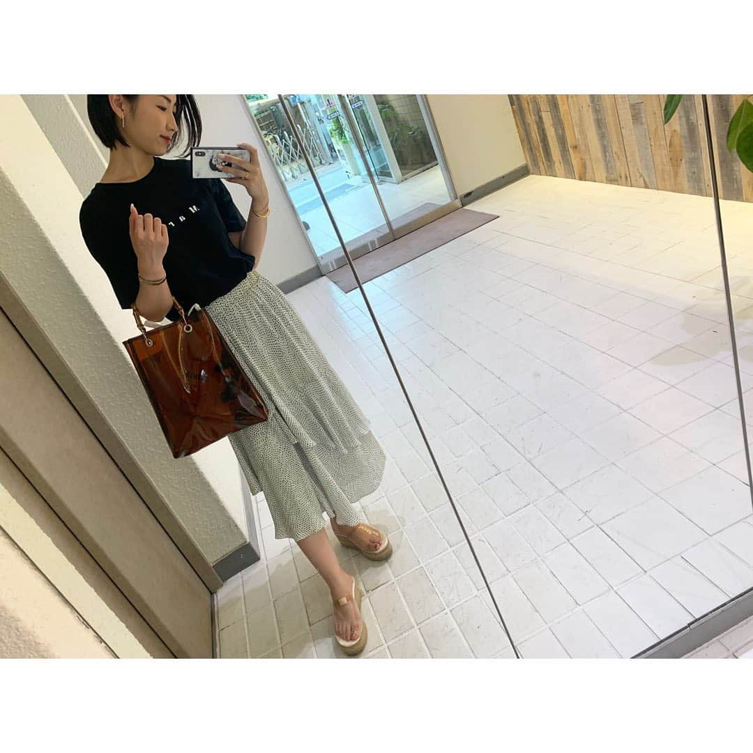 芦田美歩さんのインスタグラム写真 - (芦田美歩Instagram)「.﻿ .﻿ .﻿ この前来てたお洋服👗﻿ ﻿ 絶対靴擦れせんって思ってたクリアサンダルで靴擦れして悲しかった日…﻿ ﻿ 絆創膏丸見えで恥ずかしい（涙）﻿ .﻿ .﻿ .﻿ #ootd #fashion #coordinate #クリアサンダル #靴擦れした #絆創膏丸見え #バッグ #スカート #韓国購入品 #ロゴT #mark」8月22日 18時37分 - a.mifu_cial