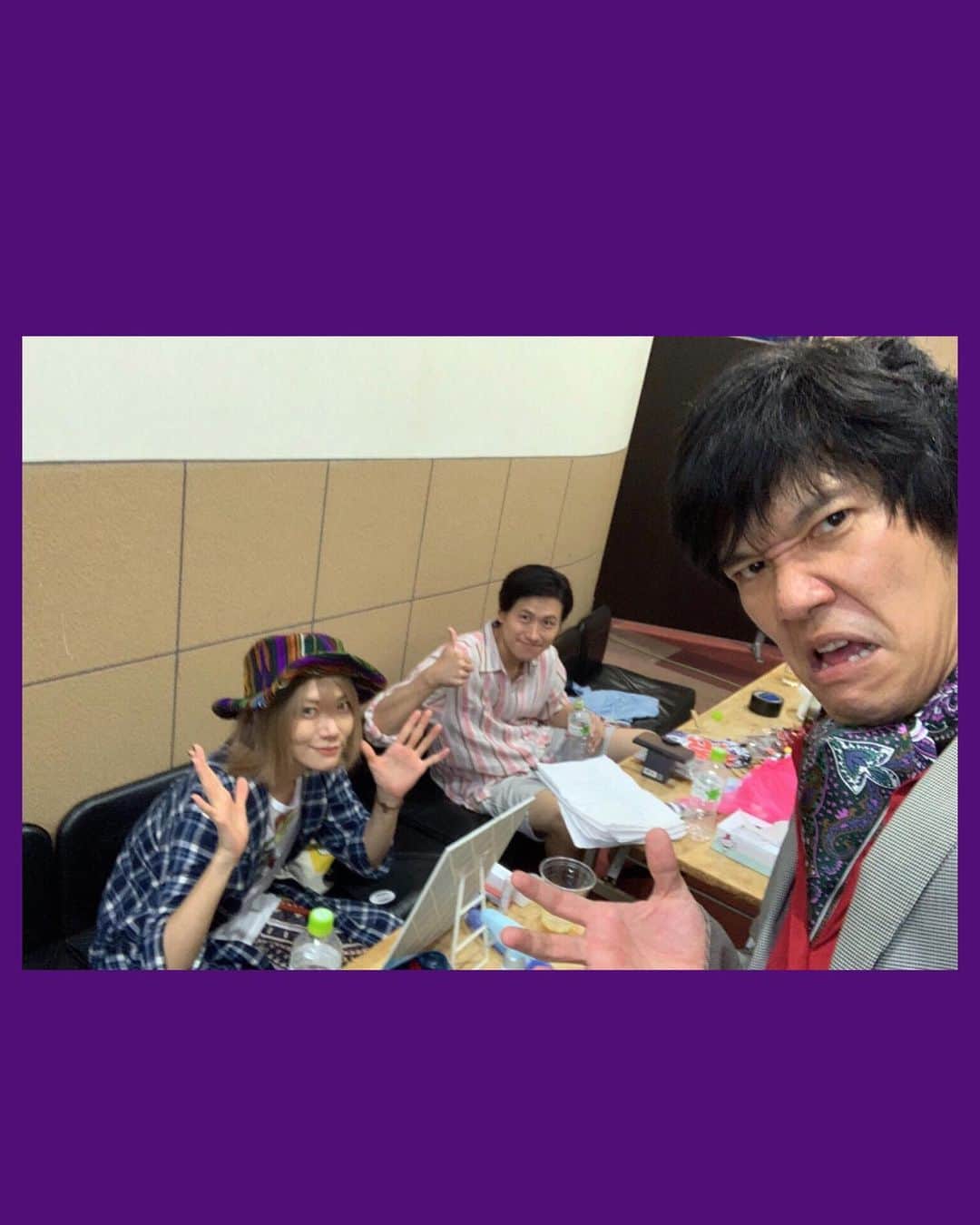 ルウトさんのインスタグラム写真 - (ルウトInstagram)「😆❤️ 急げ〜！って撮ったので全員では無いですが、キャストさん達との衣装でのわちゃわちゃ写真。 . 2枚目の目ん玉ギュンッてした顔は事故じゃないです🙅‍♀️そんな顔を劇中でしてたんです🙆‍♀️一応ね。 その時に巻き込まれた月岡さんの顔がドツボでした . 追い掛けっこしたり、わっしょいしたり、劇中もオフの時も本当に楽しいカンパニーだったなぁ。素敵な人達に会えて幸せな夏を過ごせました😊 . #舞台 #笑えば #山梨 #甲府 #kofuspace101  #月岡鈴 #さかいかな #廣瀬響乃 #いしいそうたろう #朝川優 #ルウト」8月22日 18時38分 - chitoseruto