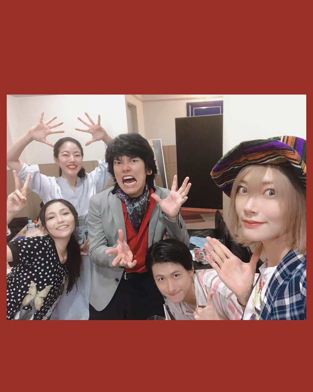 ルウトさんのインスタグラム写真 - (ルウトInstagram)「😆❤️ 急げ〜！って撮ったので全員では無いですが、キャストさん達との衣装でのわちゃわちゃ写真。 . 2枚目の目ん玉ギュンッてした顔は事故じゃないです🙅‍♀️そんな顔を劇中でしてたんです🙆‍♀️一応ね。 その時に巻き込まれた月岡さんの顔がドツボでした . 追い掛けっこしたり、わっしょいしたり、劇中もオフの時も本当に楽しいカンパニーだったなぁ。素敵な人達に会えて幸せな夏を過ごせました😊 . #舞台 #笑えば #山梨 #甲府 #kofuspace101  #月岡鈴 #さかいかな #廣瀬響乃 #いしいそうたろう #朝川優 #ルウト」8月22日 18時38分 - chitoseruto
