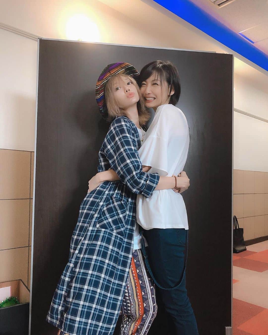 ルウトさんのインスタグラム写真 - (ルウトInstagram)「😆❤️ 急げ〜！って撮ったので全員では無いですが、キャストさん達との衣装でのわちゃわちゃ写真。 . 2枚目の目ん玉ギュンッてした顔は事故じゃないです🙅‍♀️そんな顔を劇中でしてたんです🙆‍♀️一応ね。 その時に巻き込まれた月岡さんの顔がドツボでした . 追い掛けっこしたり、わっしょいしたり、劇中もオフの時も本当に楽しいカンパニーだったなぁ。素敵な人達に会えて幸せな夏を過ごせました😊 . #舞台 #笑えば #山梨 #甲府 #kofuspace101  #月岡鈴 #さかいかな #廣瀬響乃 #いしいそうたろう #朝川優 #ルウト」8月22日 18時38分 - chitoseruto