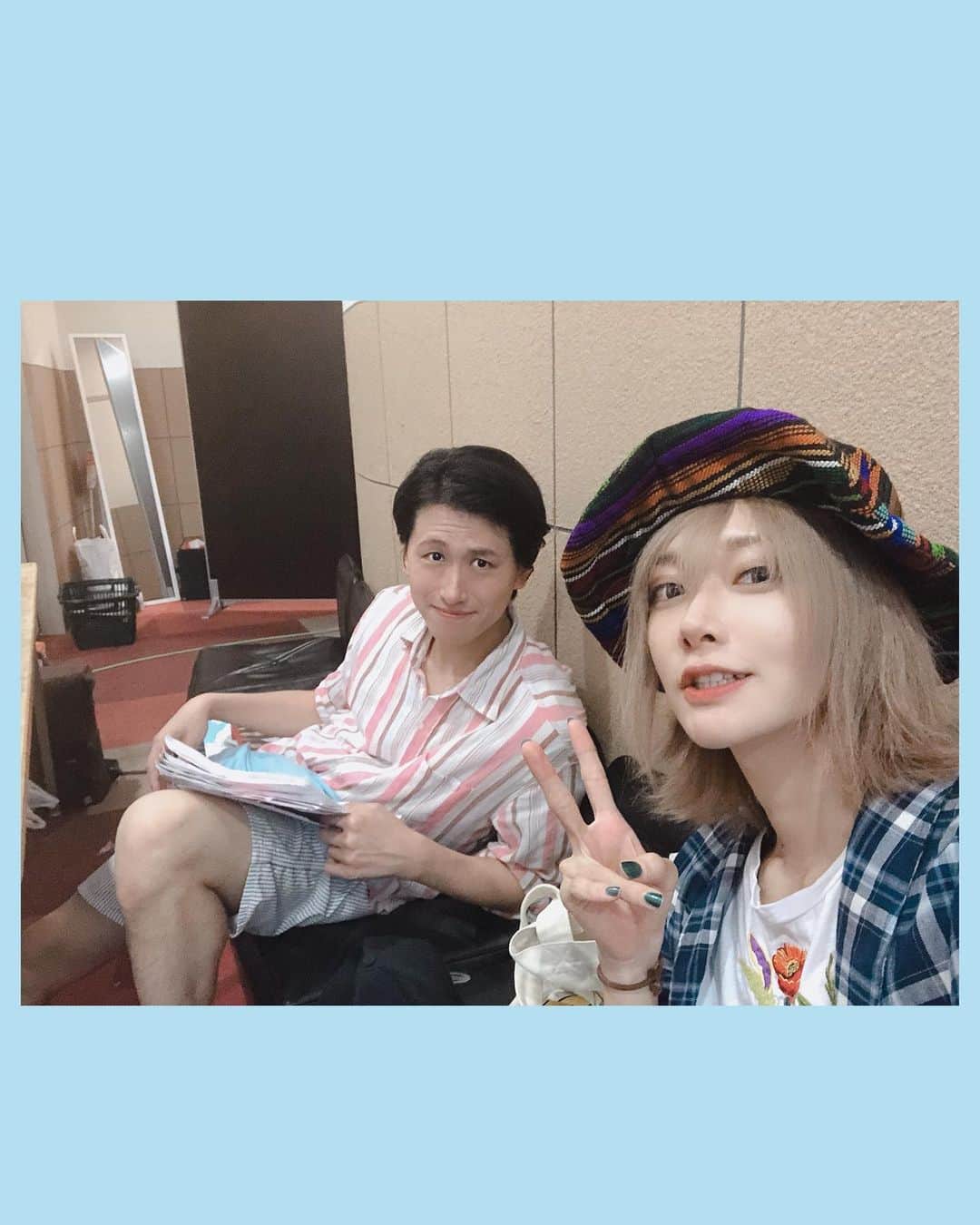ルウトさんのインスタグラム写真 - (ルウトInstagram)「😆❤️ 急げ〜！って撮ったので全員では無いですが、キャストさん達との衣装でのわちゃわちゃ写真。 . 2枚目の目ん玉ギュンッてした顔は事故じゃないです🙅‍♀️そんな顔を劇中でしてたんです🙆‍♀️一応ね。 その時に巻き込まれた月岡さんの顔がドツボでした . 追い掛けっこしたり、わっしょいしたり、劇中もオフの時も本当に楽しいカンパニーだったなぁ。素敵な人達に会えて幸せな夏を過ごせました😊 . #舞台 #笑えば #山梨 #甲府 #kofuspace101  #月岡鈴 #さかいかな #廣瀬響乃 #いしいそうたろう #朝川優 #ルウト」8月22日 18時38分 - chitoseruto