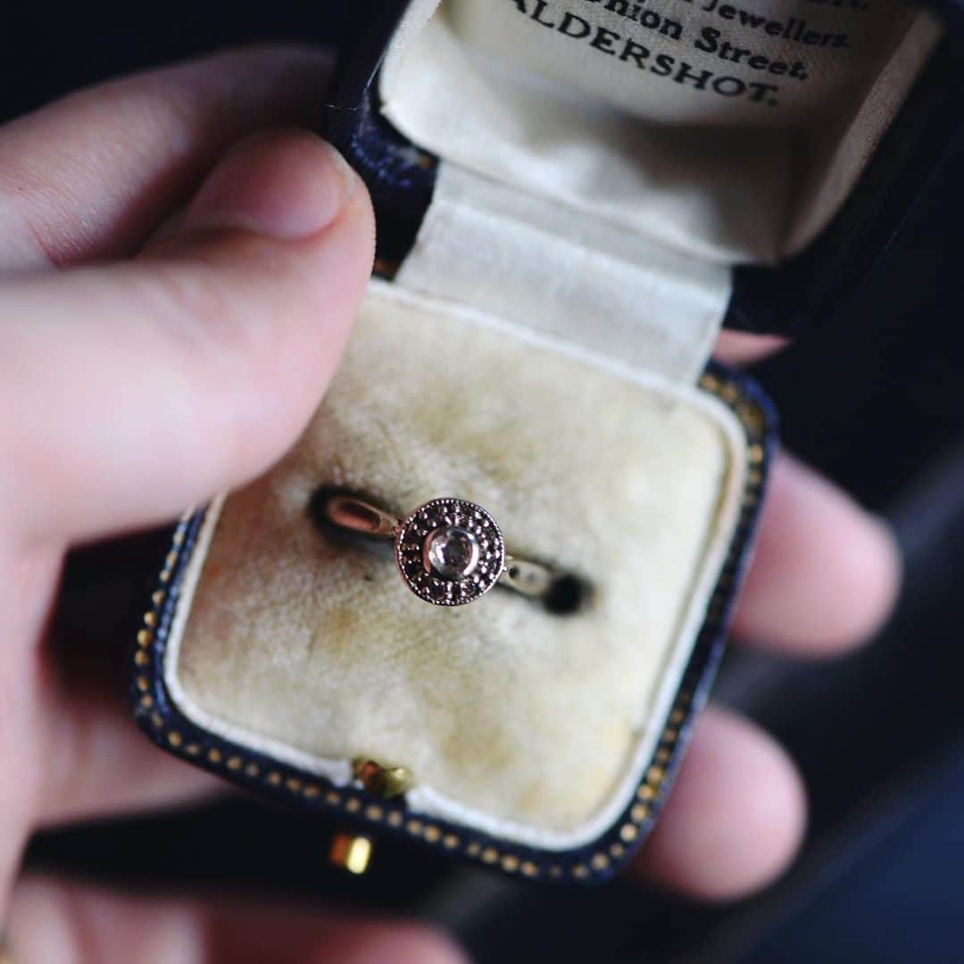 メデルジュエリーさんのインスタグラム写真 - (メデルジュエリーInstagram)「通常はクリアのダイヤですが、ブラウンダイヤで特別にお仕立てしたブーケリング。今も何十年先にも馴染んでいるような、懐かしい質感を目指して。 . special order for engagement ring 8/10-9/6 浅草本店にて  #mederujewelry #メデルジュエリー #mederu_bridal #specialorder_mederujewely」8月22日 18時40分 - mederu_jewelry