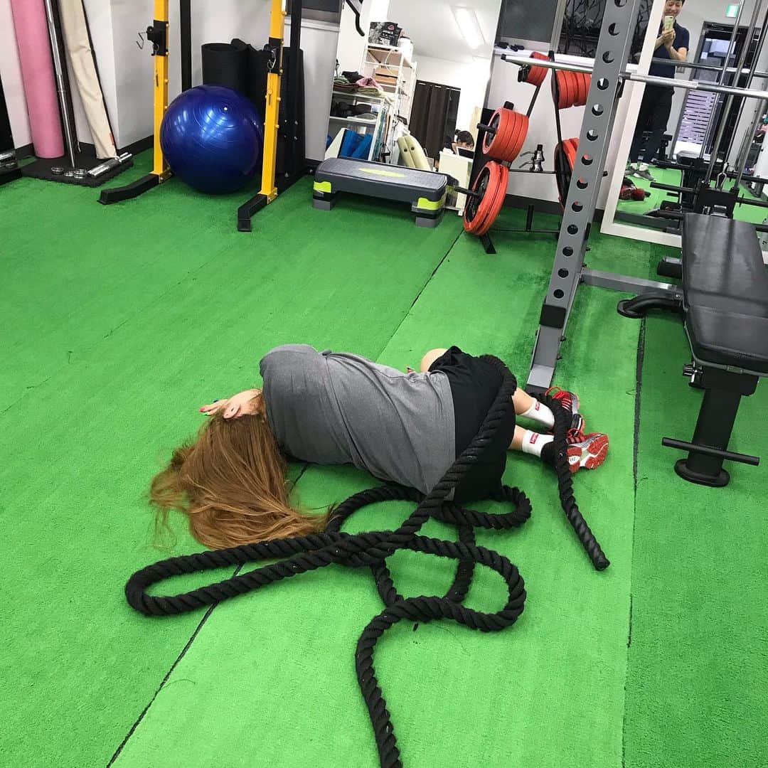 のインスタグラム：「事件ではありません！(笑) あとで気付いたけど、鏡にﾒｯﾁｬ笑ってる田口トレーナーが写ってる!! 爆笑😂👏 おいっ!笑 @aspi_gym 最高💚 #4回目 #筋トレ #gym #personaltrainer #diet #アスピ #田口トレーナー #筋トレ #ダイエット #リバウンドしない体 #食べて痩せる #痩せたい #痩身 #ジム #  この綱…ﾅﾒてたけど、 むちゃｸｿ重くてあがんねー。 むしろ刃向かったら、ボロクソにやられてこんな始末。 もう立てない(笑)🐖」