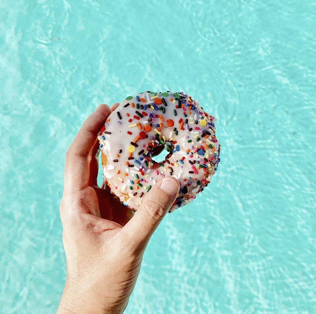 脱毛専門サロンlacoco/ラココのインスタグラム：「Treat myself to a lovely doughnut 🍩  #LACOCO #ラココ #lacocosalon #脱毛サロン #脱毛 #全身脱毛 #ルミクス脱毛 #SHR方式 #LUMIXA9 #beauty #treatmyself #doughnut」