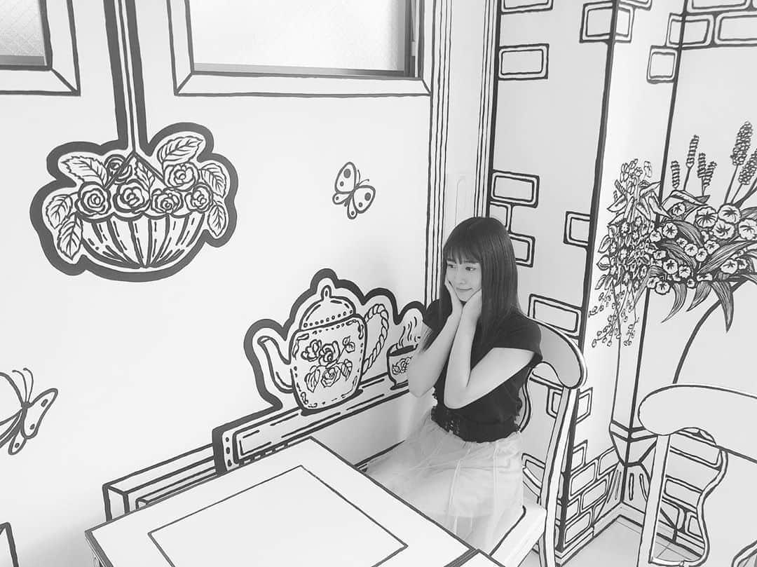 のインスタグラム：「この間行ってきた新大久保のカフェ 白黒にすると漫画の世界に入ったみたい📚 パパが頑張って撮ってくれた😊📸 #2Dカフェ #新大久保」