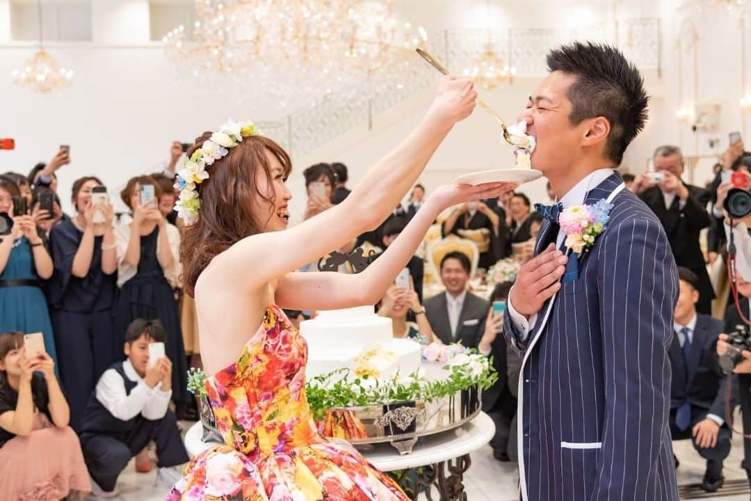 ロイヤルグレース大聖堂│福井 │結婚式場さんのインスタグラム写真 - (ロイヤルグレース大聖堂│福井 │結婚式場Instagram)「. せーの！あーん！  大きなお口で大きな愛を！  ソファスペースで360度ゲストに囲まれて . @royalgrace_wedding ［ロイヤルグレース大聖堂］ 福井ゲストハウスウェディング ---ROYAL GRACE----------------------- [HP]http://royalgrace.jp/ [TEL]0776-57-0008 [OPEN]AM10-PM8(Reserve More) ---------------------------------------- . #ファーストバイト #ウェディングケーキ #ビックスプーン　#カラードレス #ロイヤルグレース大聖堂 #2019秋婚　#卒花嫁 #プレ花嫁 #結婚準備中 #全国のプレ花嫁さんと繋がりたい #ウェディング #結婚式 #挙式 #披露宴 #大聖堂 #パーティー #ガーデン #福井結婚式場 #福井結婚式 #福井 #福井市 #wedding #weddingparty #フォト婚 #愛 #涙  #記念日 #fukui #fukuiwedding . ■Wedding professional partners  @kouzaburou.wedding @kouzaburou_tsuruga @kimono_kouzaburou @beauty_factory1088 @visual_factory_intl @rose_rosa_flowers . ■Sister stores @rosegarden_wedding  @fait_maison_takanawa」8月22日 18時49分 - rosegarden_royalgrace_wedding